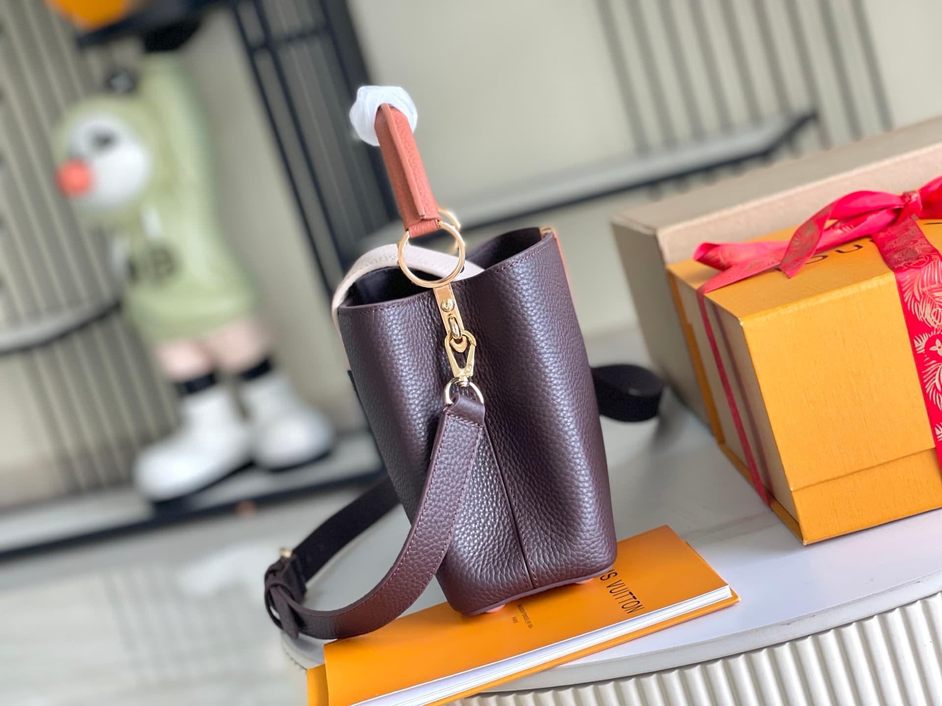 Louis Vuitton Capucines MM Taurillon leather M12952 Chocolate Brown/Quartz Pink/Beige/Tan Brown TOP