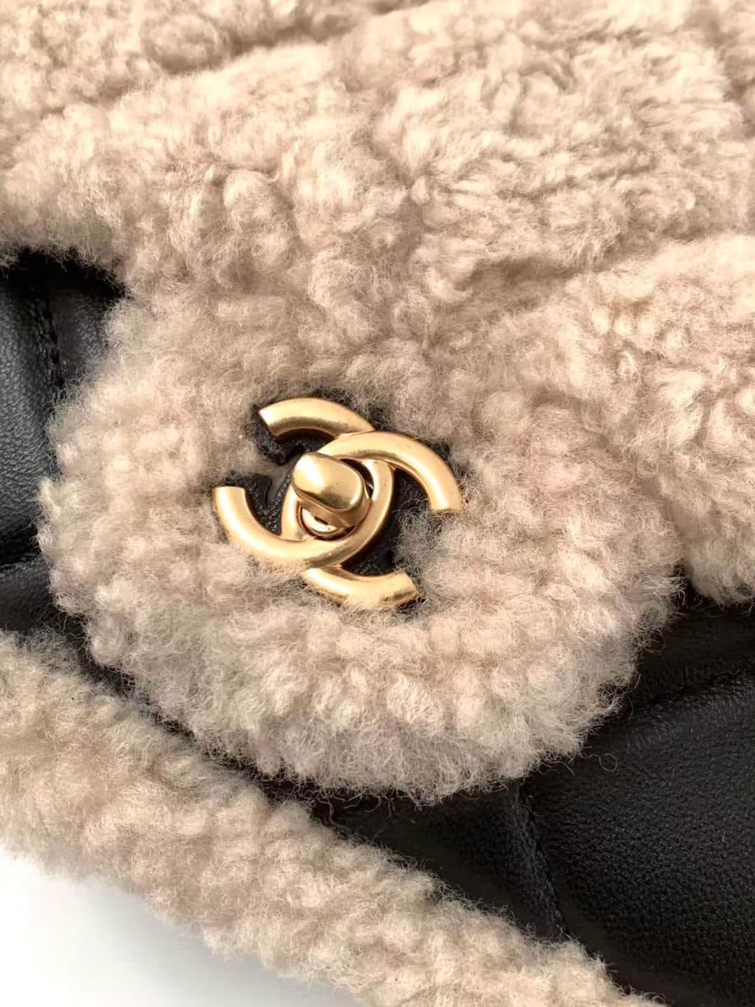 Chanel Mini Shearling Flap Bag in Black lambskin with beige shearling & Gold-Tone Metal AS5148 A