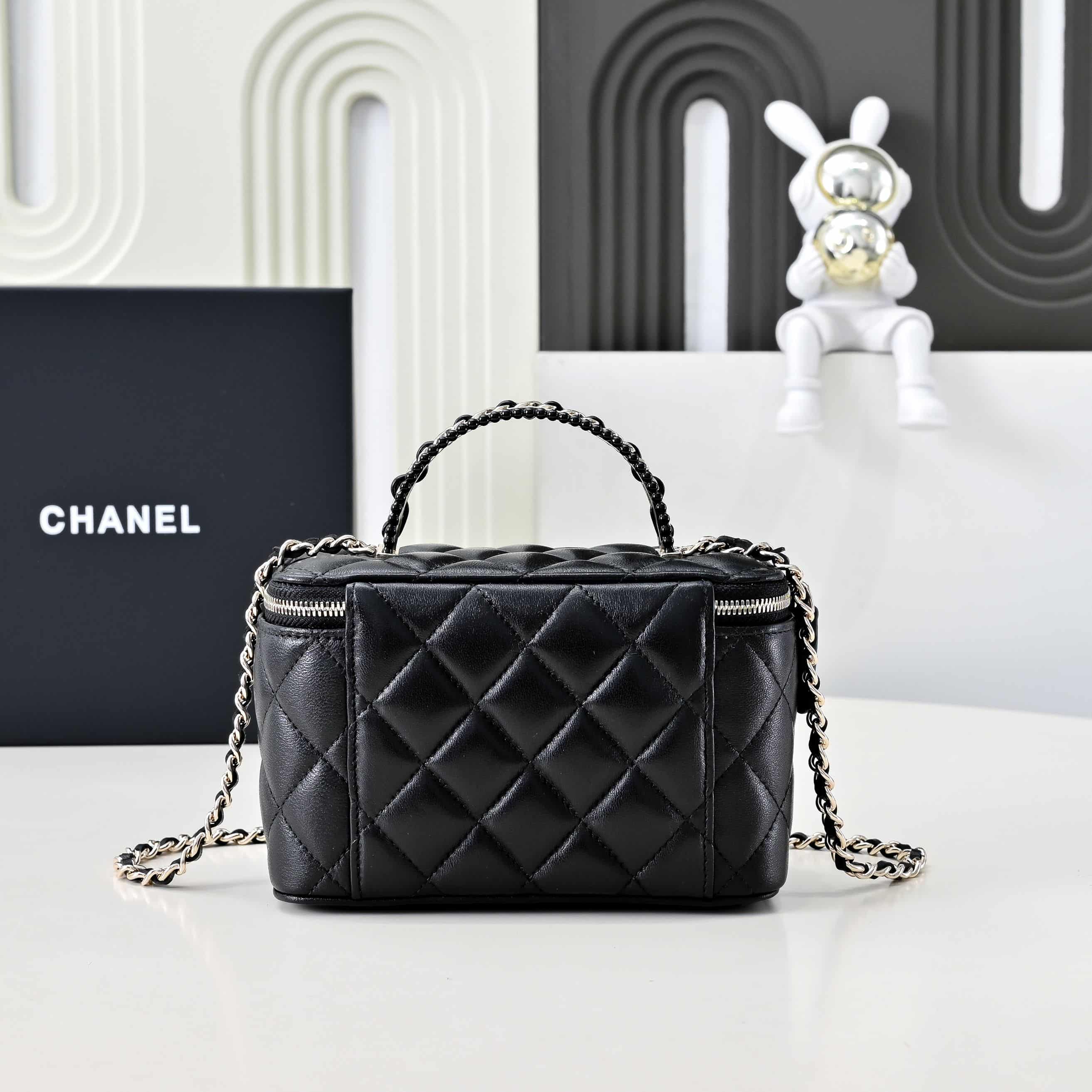 Chanel LONG VANITY WITH CHAIN Lambskin, Imitation Pearls & Gold-Tone Metal AP4452 Black A