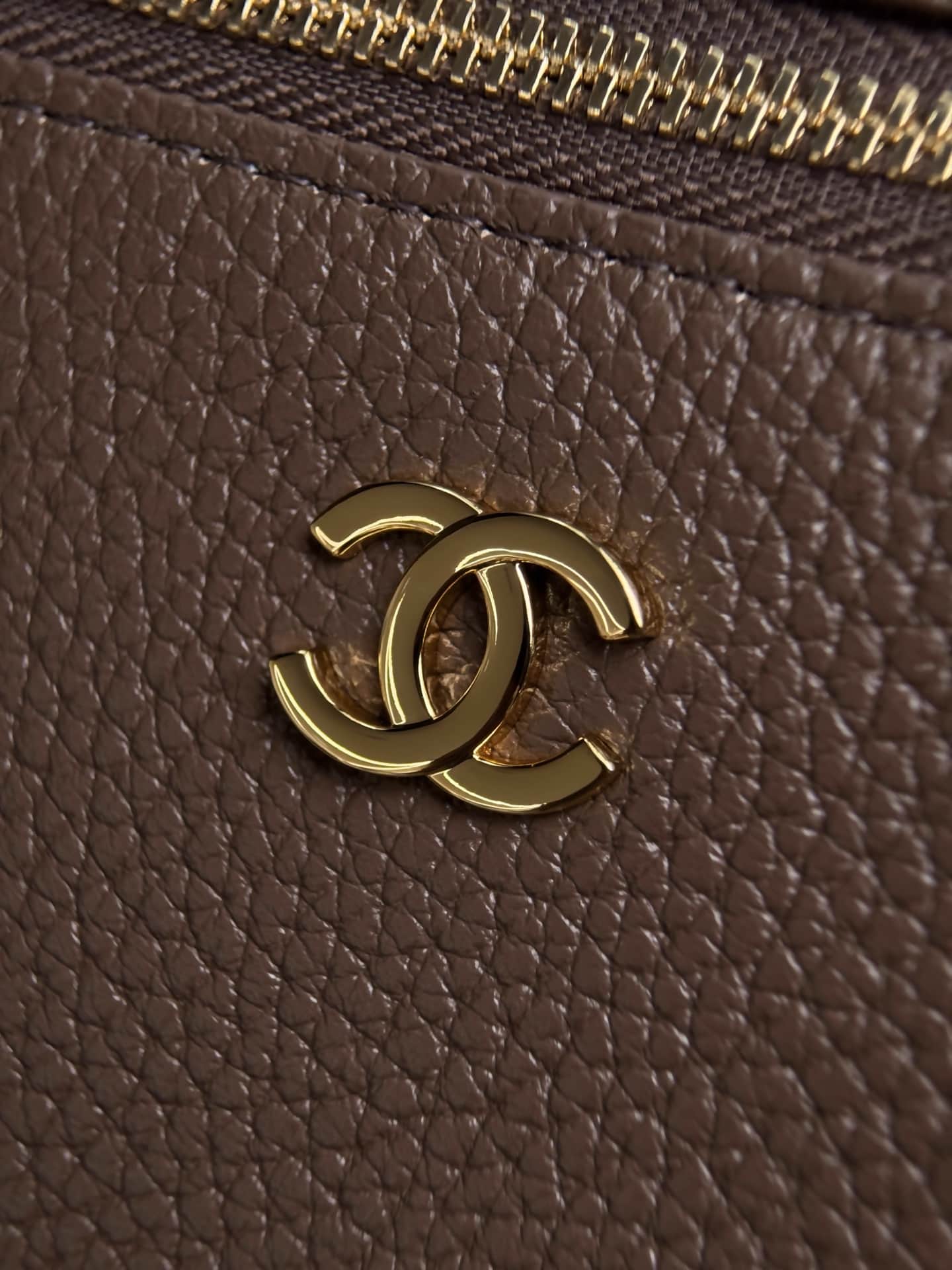 Chanel Vanity with chain Grained Calfskin & Gold-Tone Metal Dark Brown AS6473 A