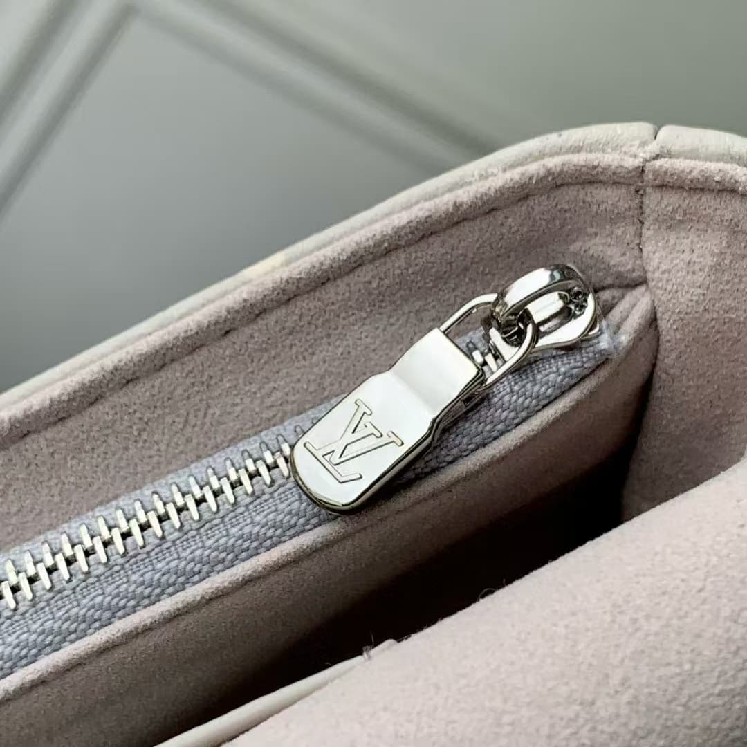 Louis Vuitton Wallet On Chain Ivy Embossed grained cowhide leather M14225 High