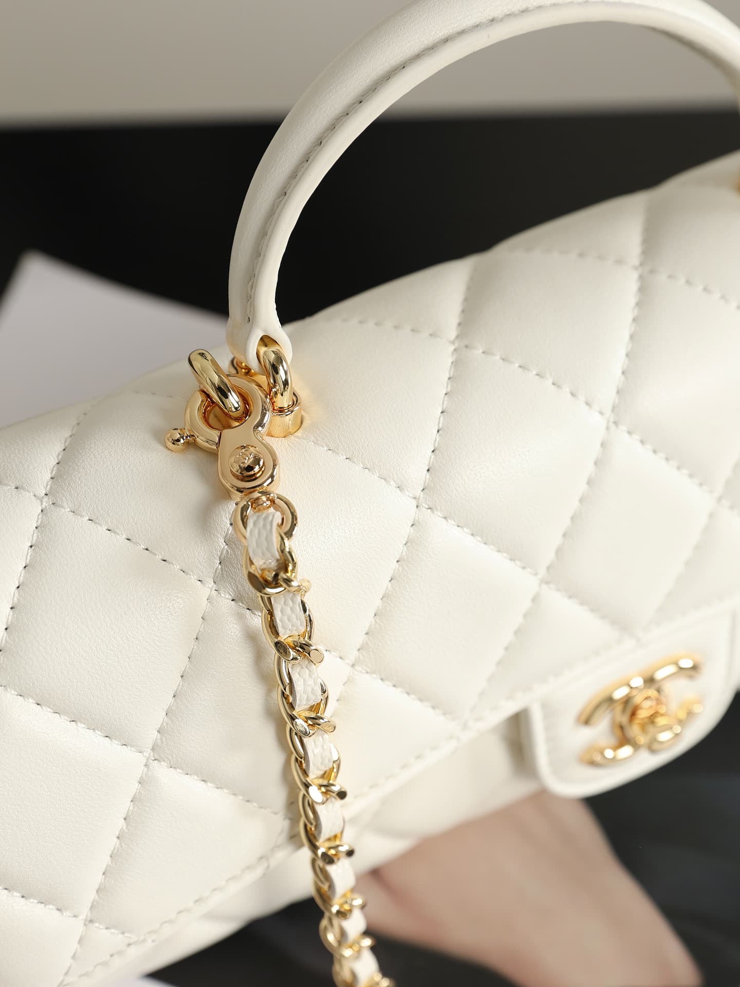 Chanel Clutch with chain Lambskin Calfskin & Gold-Tone Metal White AP5280 A