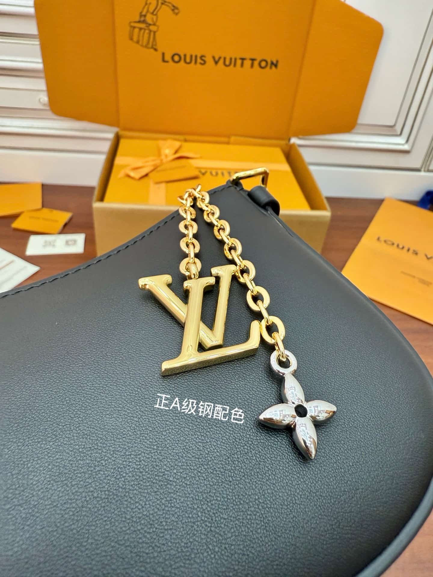 Louis Vuitton Pochette LV Bloom M25525 Calfskin leather Black TOP