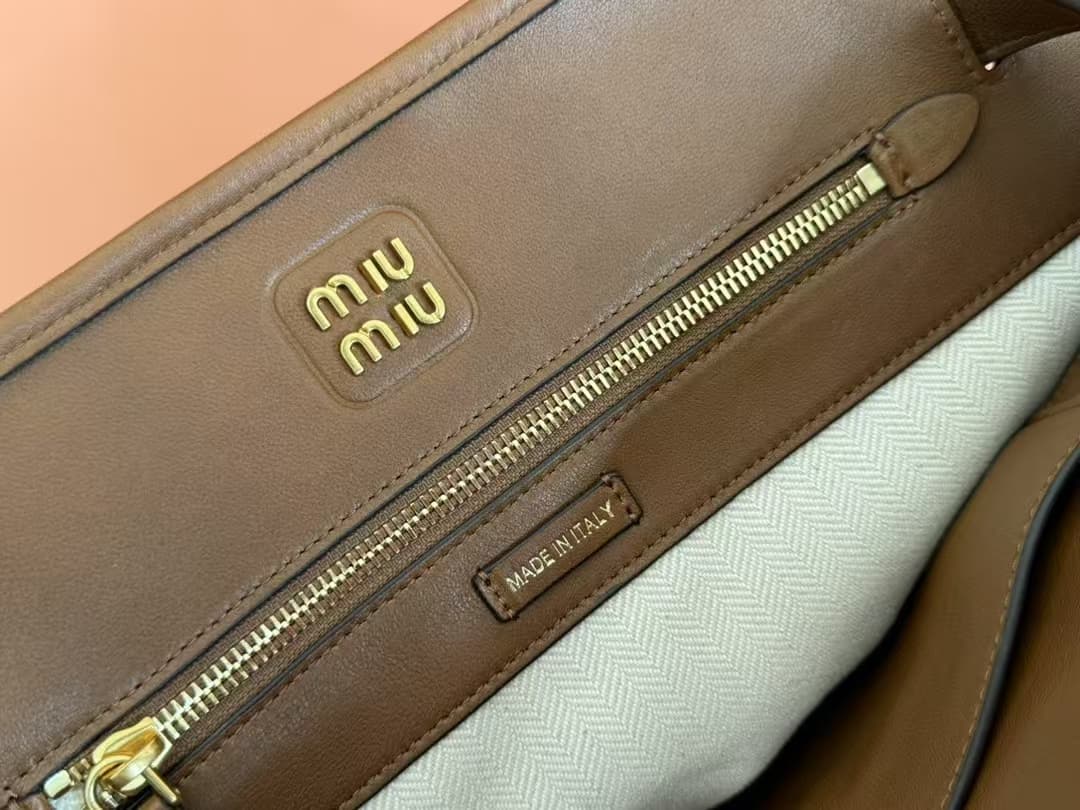 复制Miu Miu Aventure nappa leather Medium bag in Briarwood Top