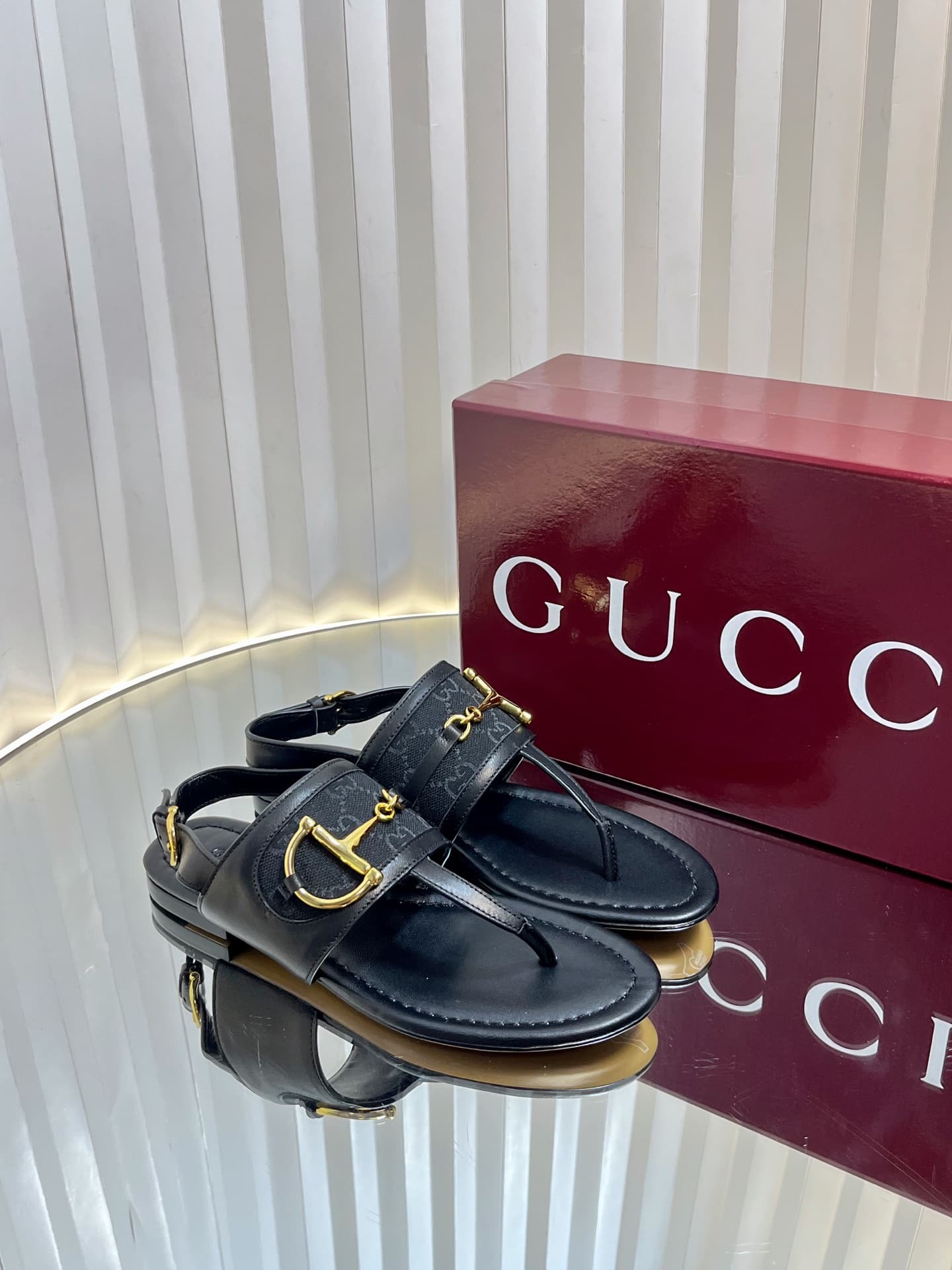Gucci Women's thong sandal with Horsebit