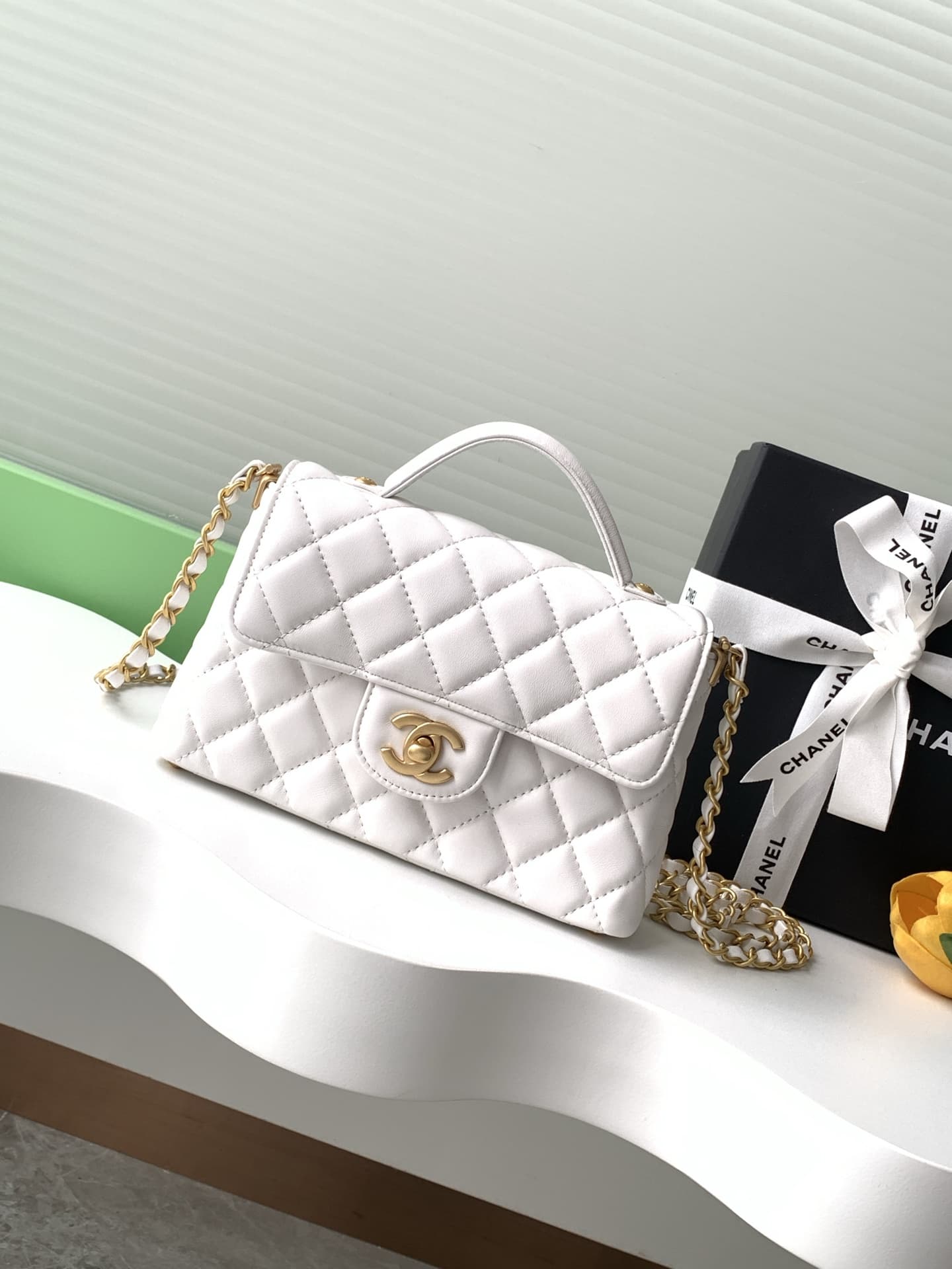 SMALL FLAP BAG WITH TOP HANDLE Lambskin Gold-Metal AS5355 White A