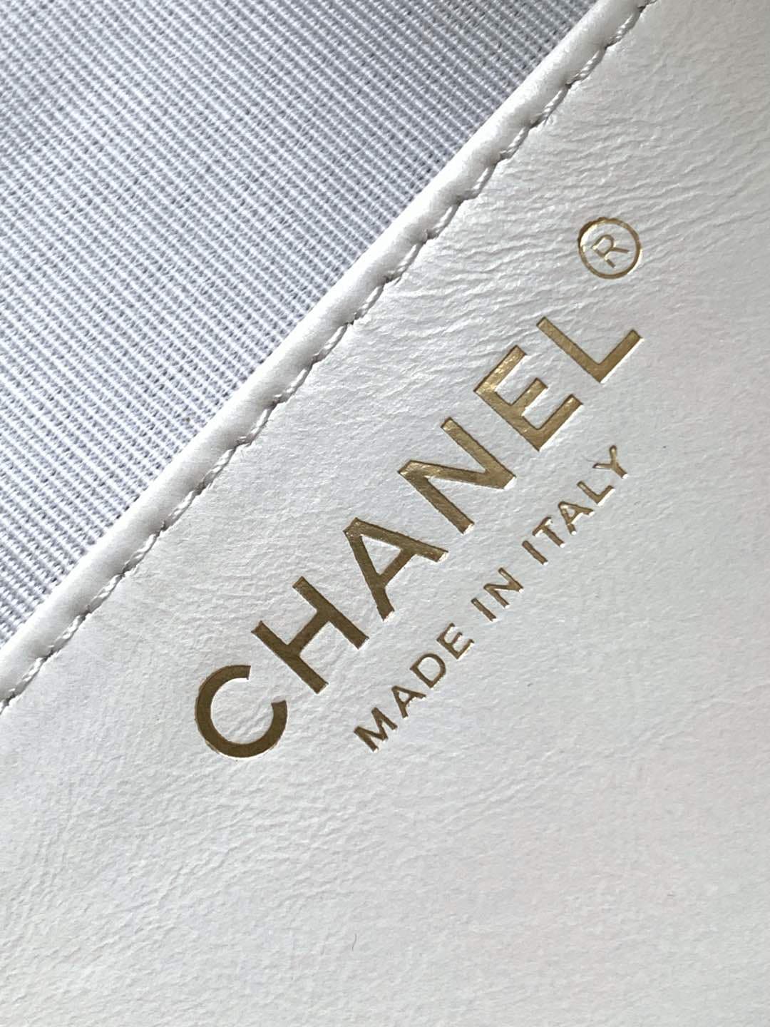 Chanel 25 Small Hobo handbag AS5293 Shiny calfskin & gold-tone metal White A