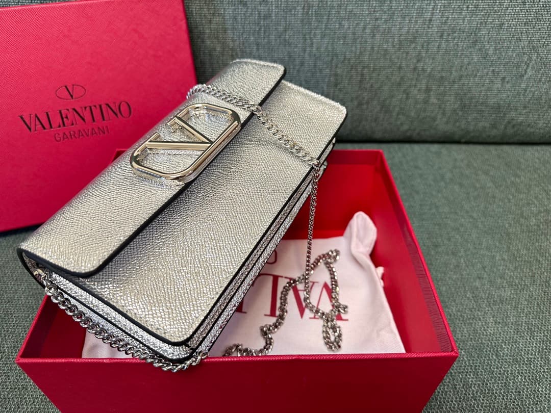 Valentino Garavani VLogo signature wallet on chain bag Grainy Calfskin Silver High