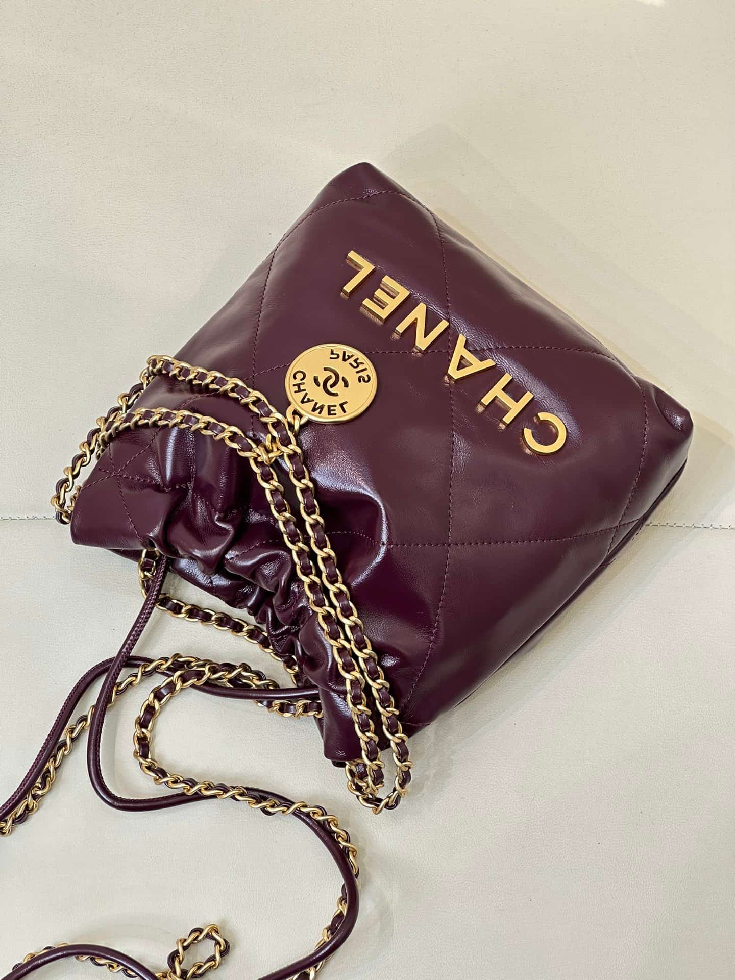 Chanel 22 MINI HANDBAG Shiny Calfskin Burgundy & Gold-Tone Metal AS3980 TOP