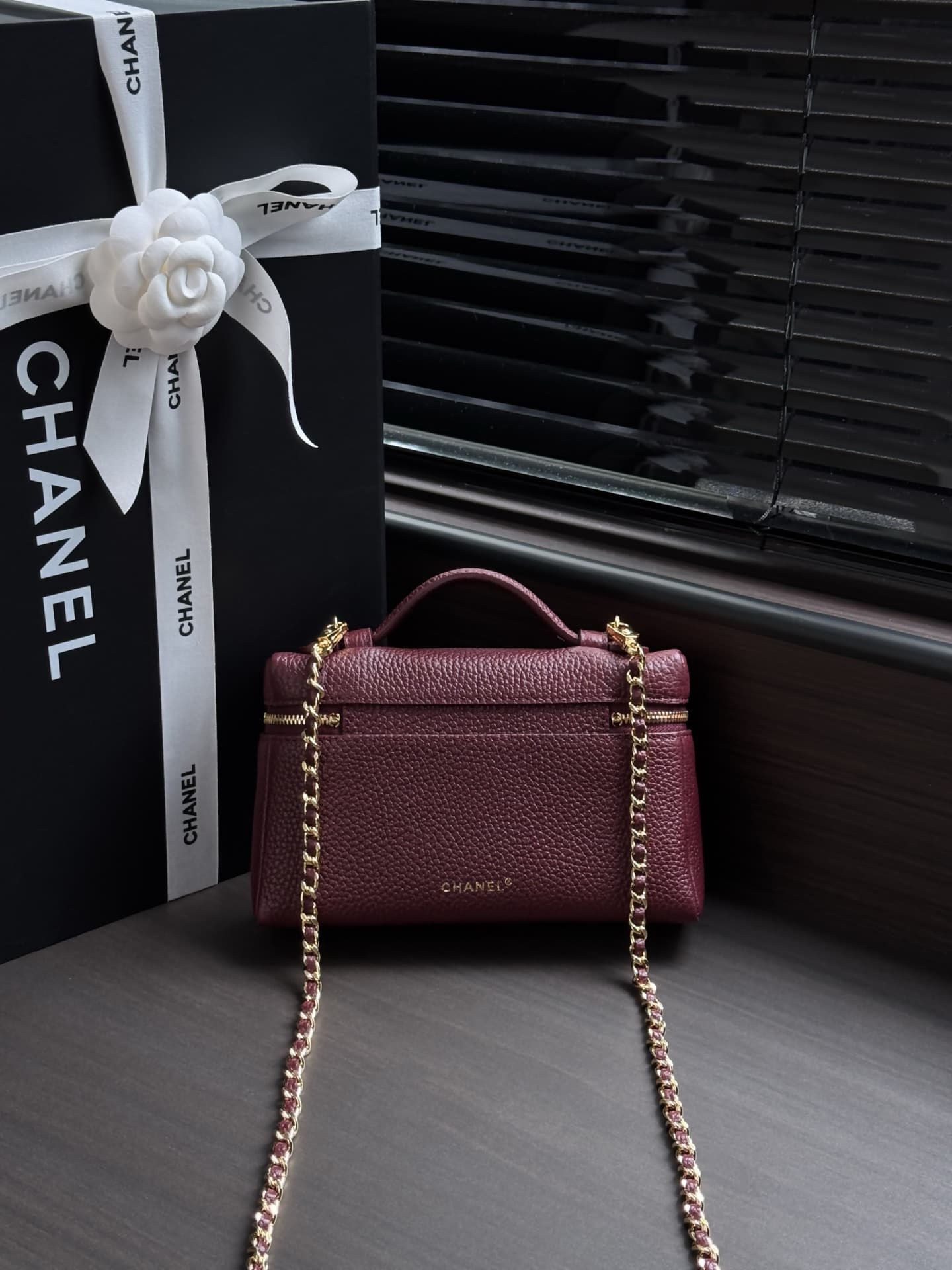 Chanel Small Vanity with chain Grained Calfskin & Gold-Tone Metal Burgundy AS5346 A