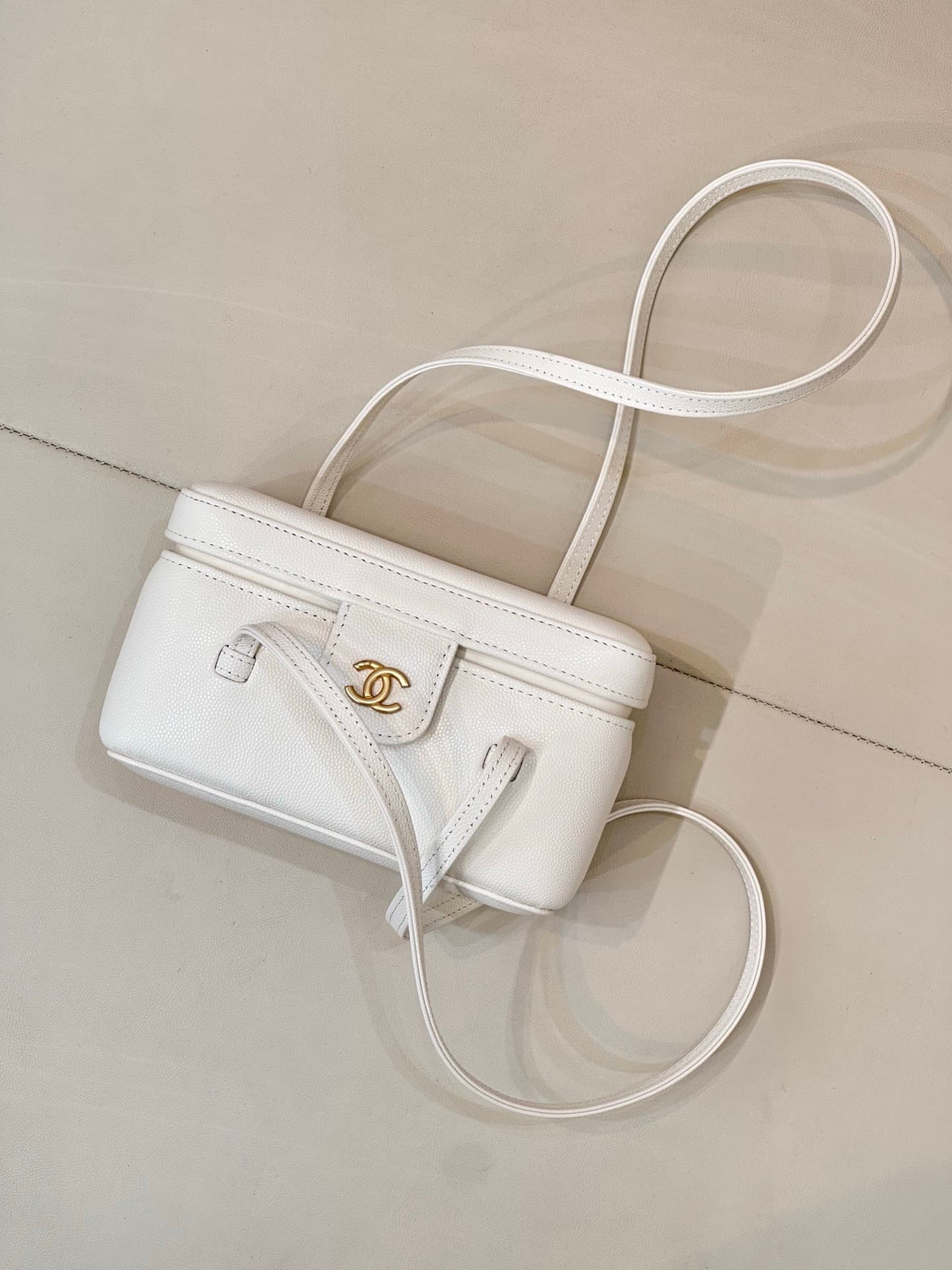 Chanel Long Vanity with Leather Strap Grained Shiny Calfskin & Gold-Tone Metal White AP5067 TOP