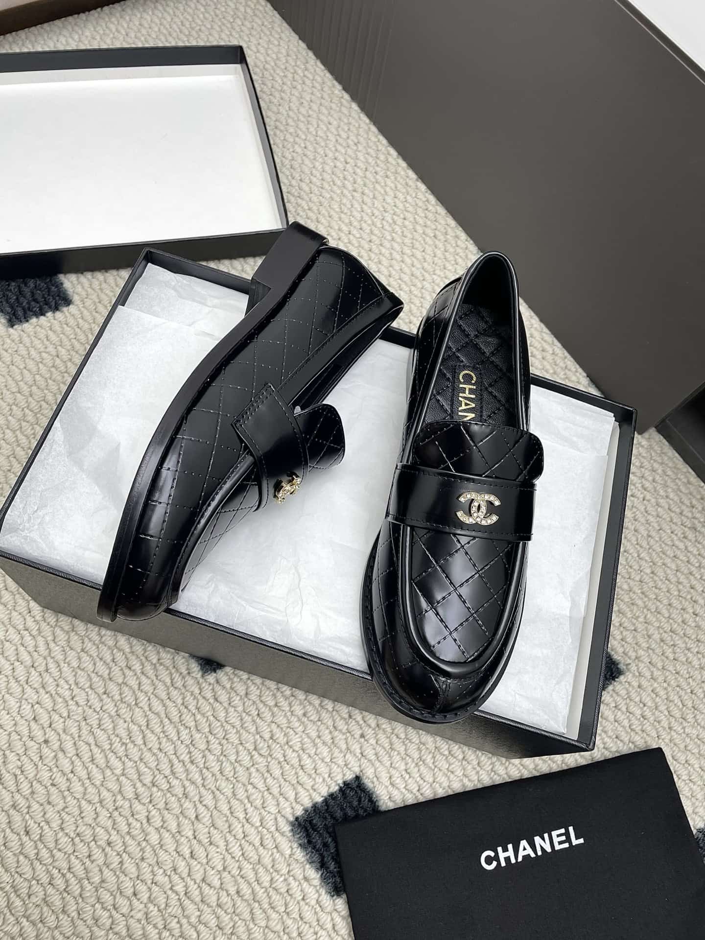 Chanel Interlocking CC Logo Leather Loafers shoes Women