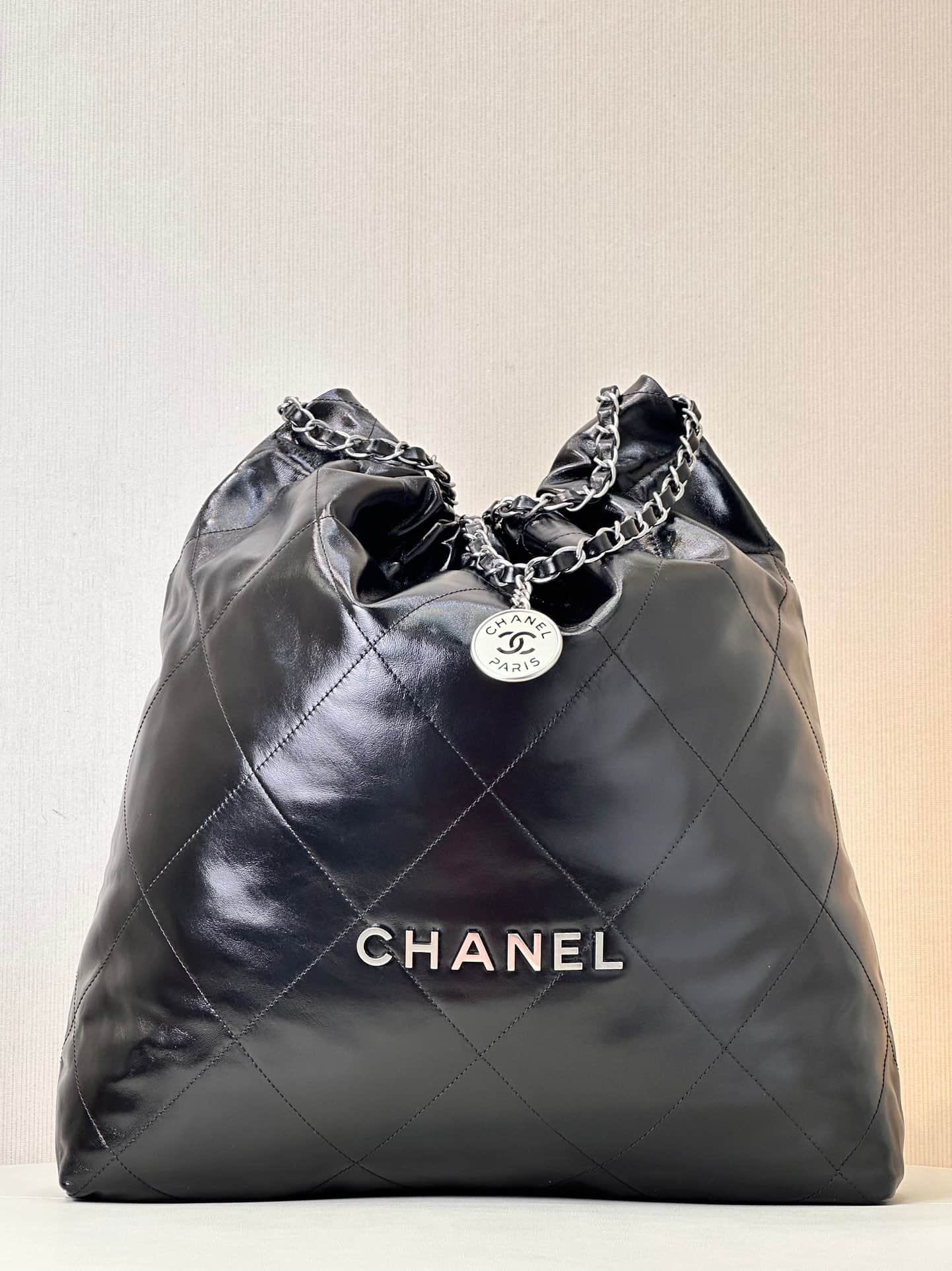 Chanel 22 LARGE HANDBAG Shiny Calfskin & Silver-Tone Metal AS3262 Black TOP