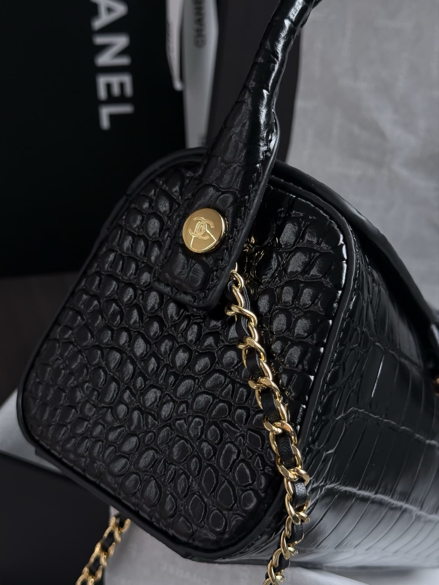 Chanel Clutch with chain Crocodile Embossed Calfskin & Gold-Tone Metal AP5294 Black High