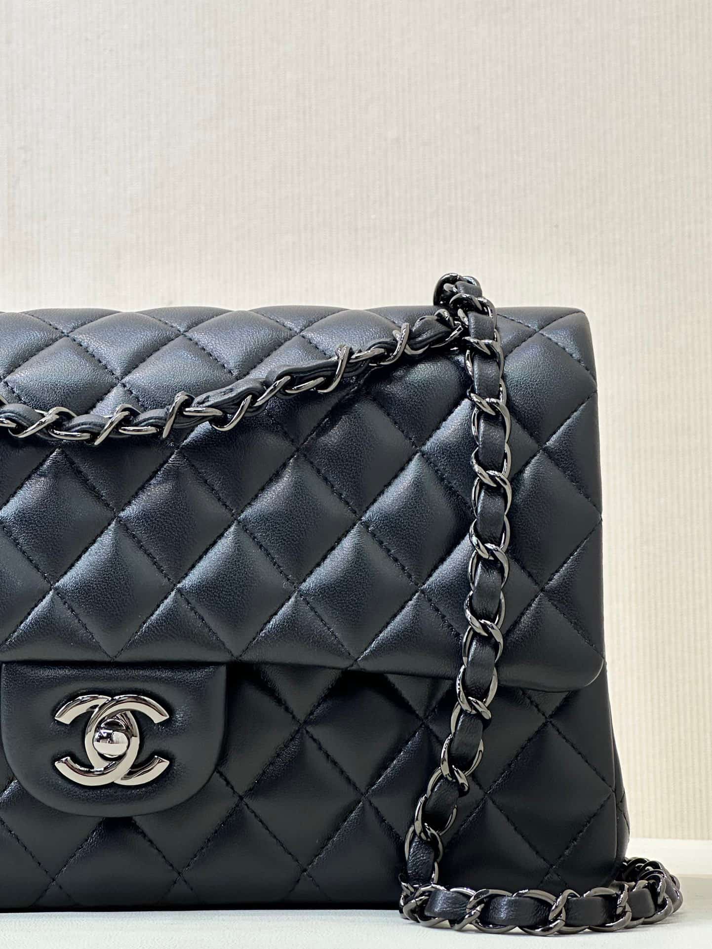 Chanel Medium CLASSIC HANDBAG Lambskin Black Silver Metal TOP