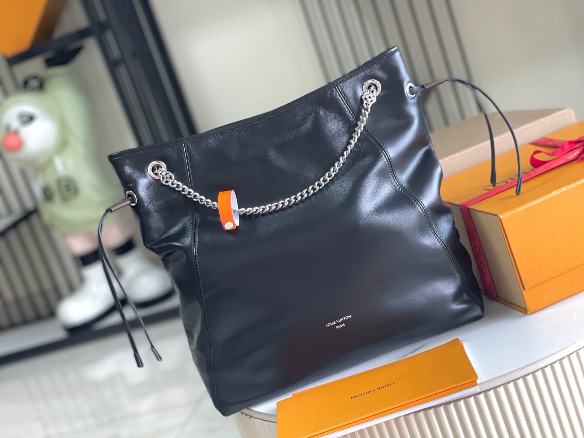 Louis Vuitton Off Duty Vibe MM Lamb leather M25545 Black TOP
