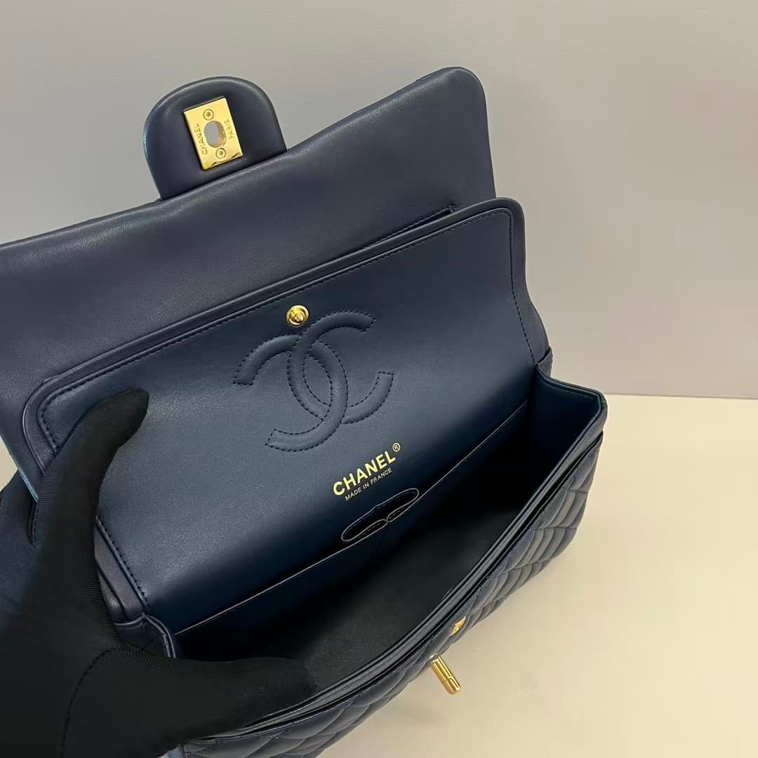Medium CLASSIC HANDBAG Lambskin Navy Gold Metal B