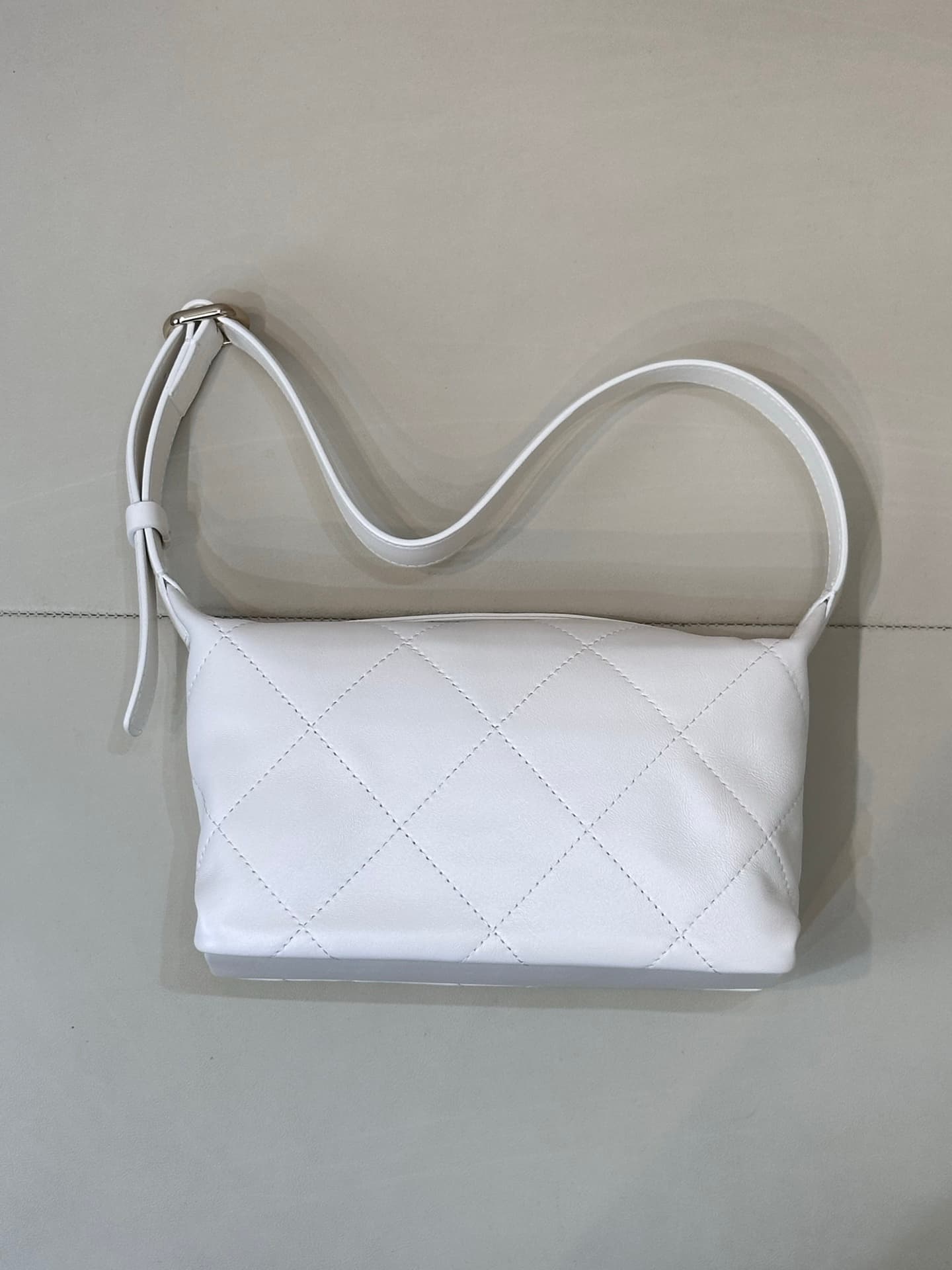 Chanel Hobo Bag Shiny Lambskin & Gold-Tone Metal AS6138 White TOP