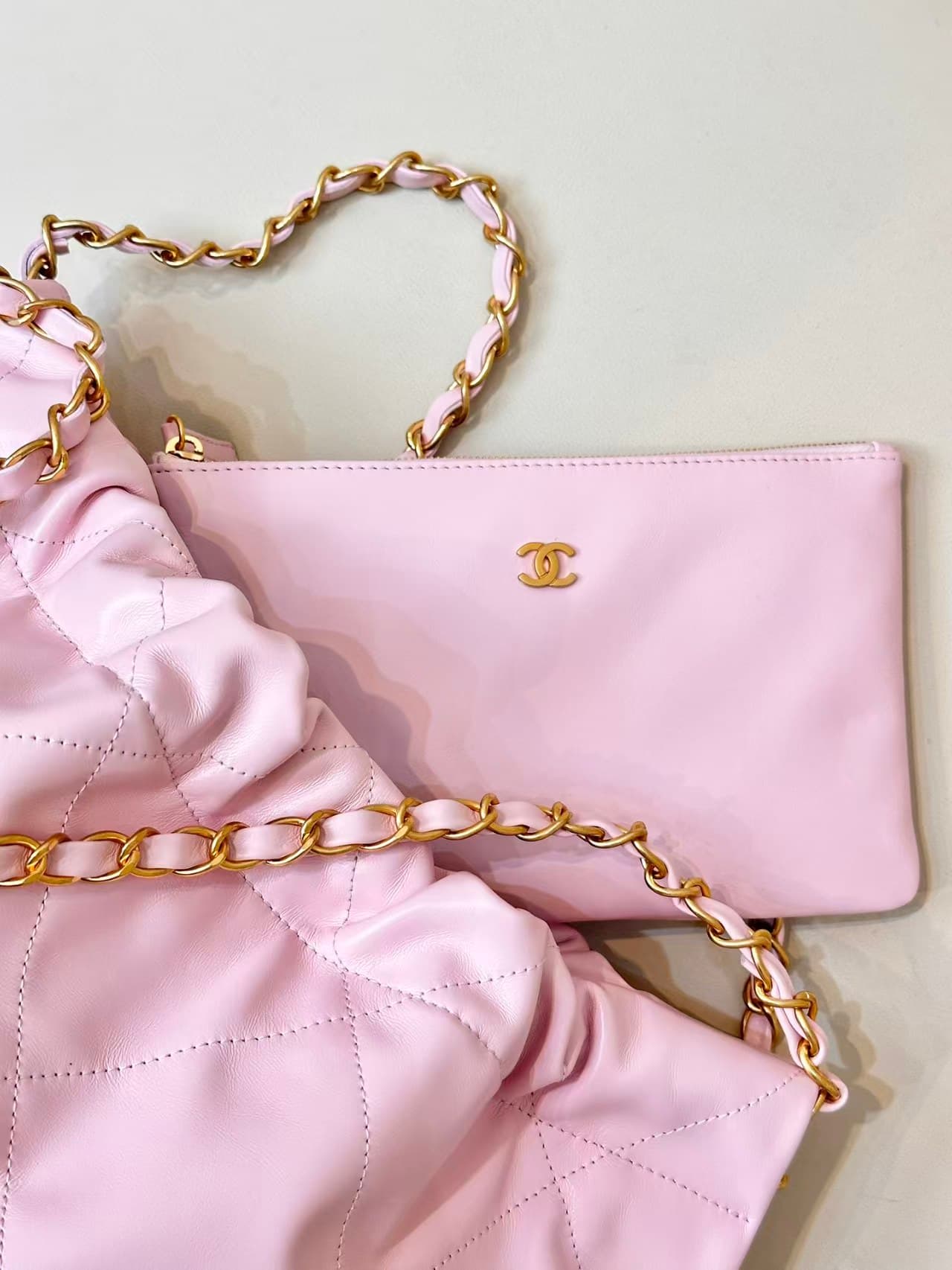 Chanel 22 MEDIUM HANDBAG Shiny calfskin & gold-tone metal AS3261 Pink TOP