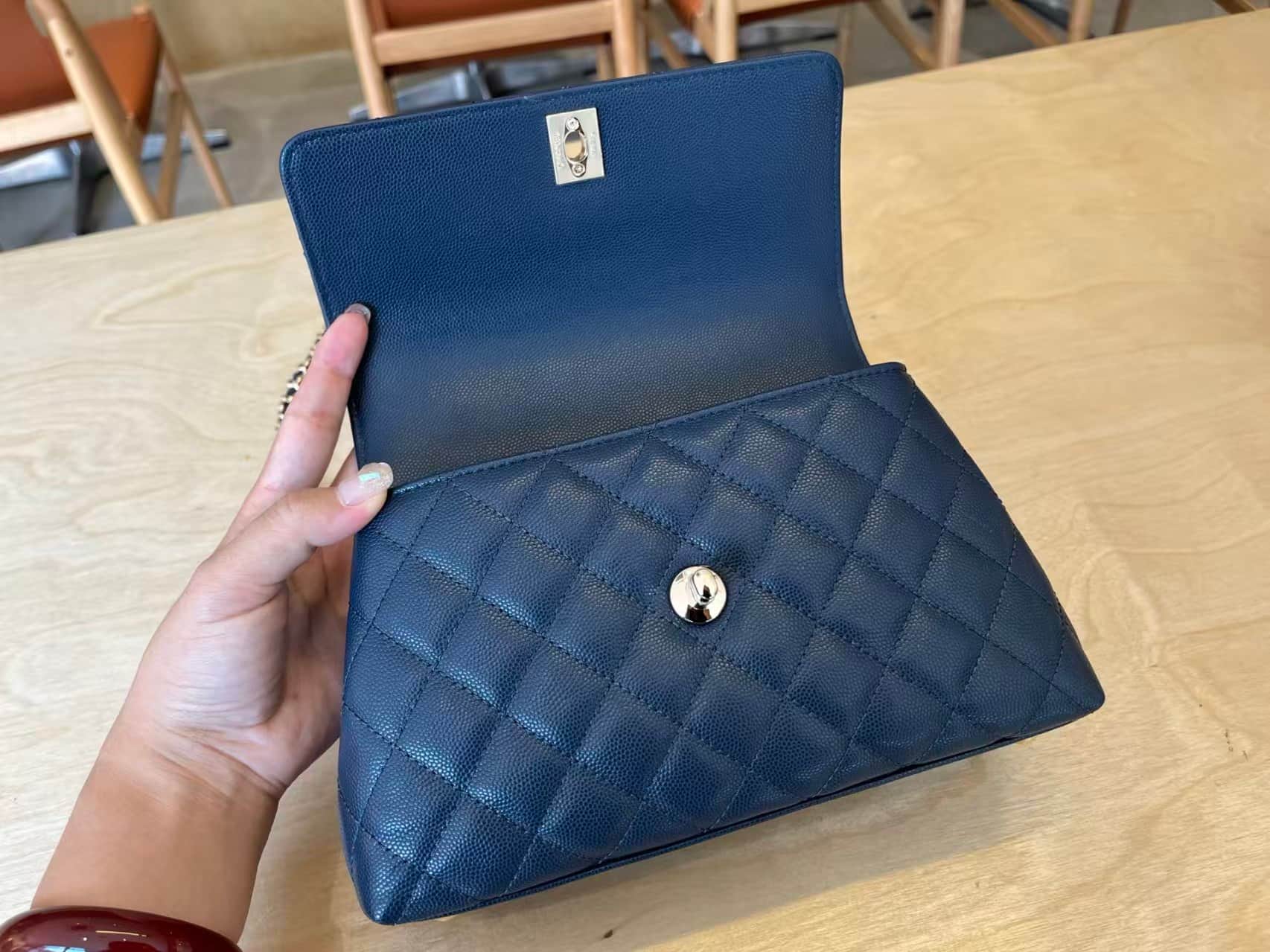 FLAP BAG WITH TOP HANDLE Grained Calfskin & Gold-Tone Metal A92990 Navy Binding A