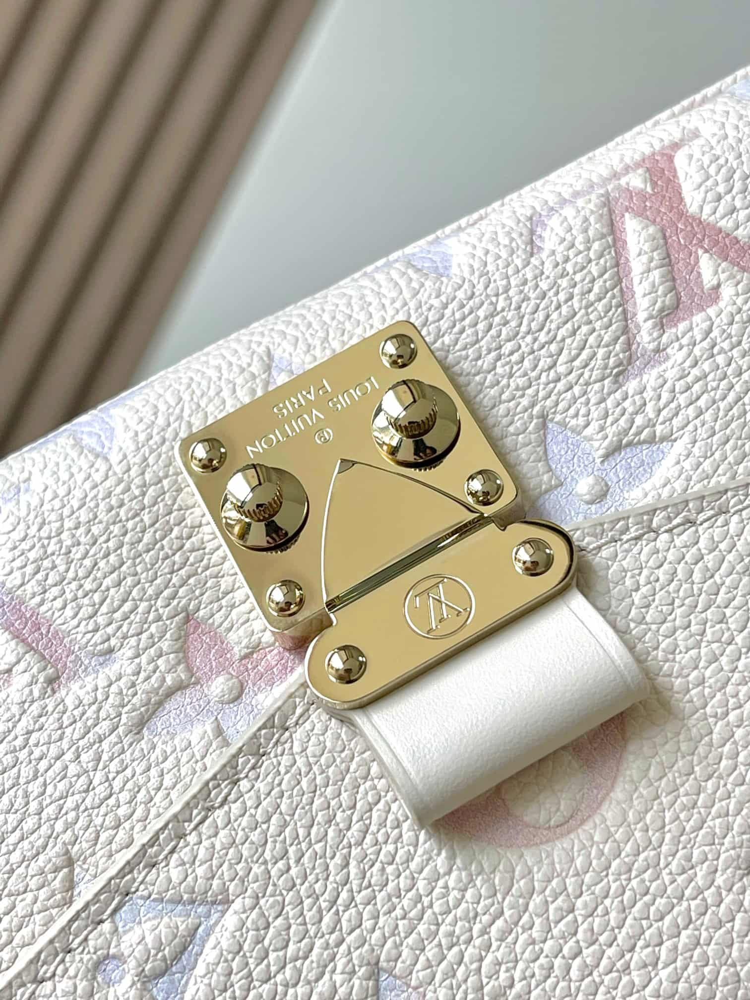 Louis Vuitton Pochette Métis East West Embossed grained cowhide leather M25682 Dream Cream TOP
