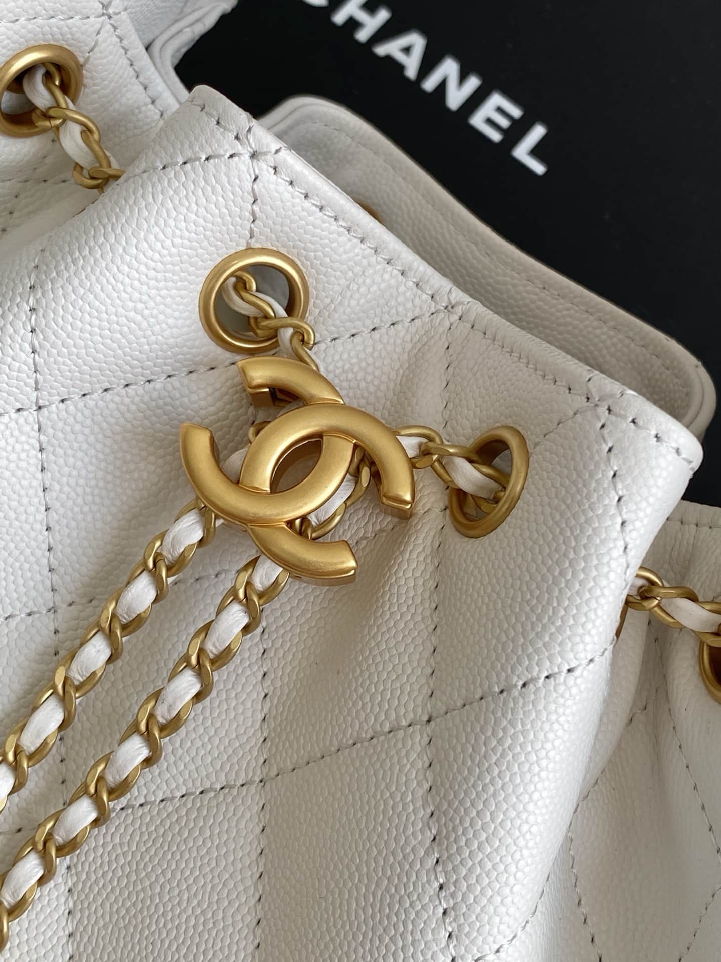 Chanel 25 Mini Hobo handbag AS5631 Grained calfskin & gold-tone metal White A