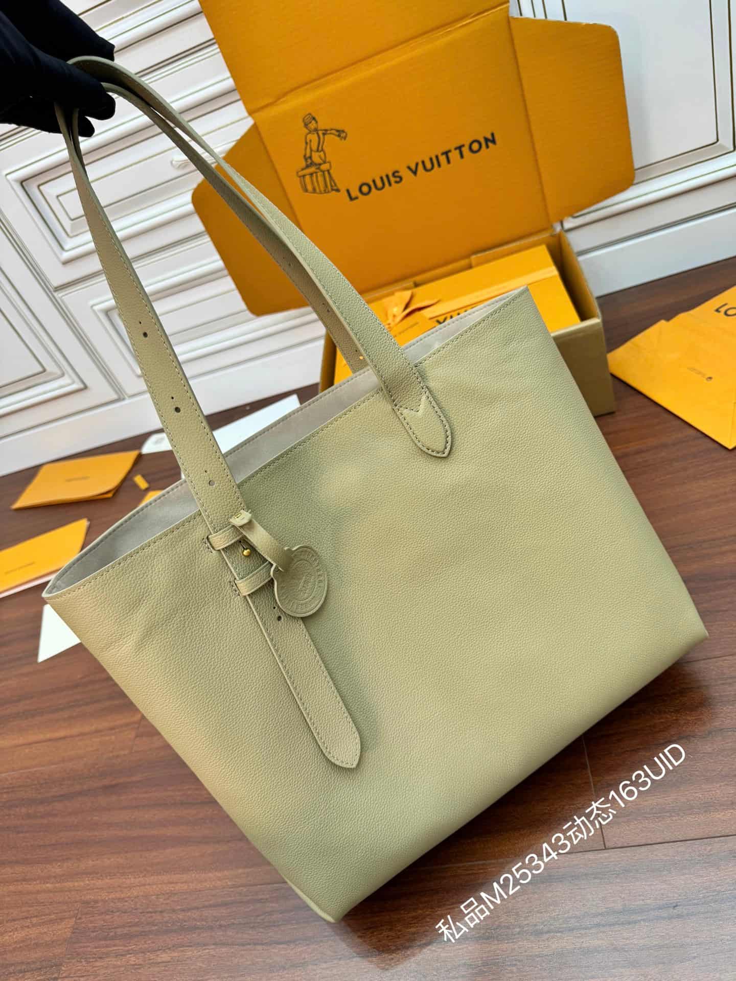 Louis Vuitton Low Key Cabas MM Clay Green Grained calfskin M25343 TOP