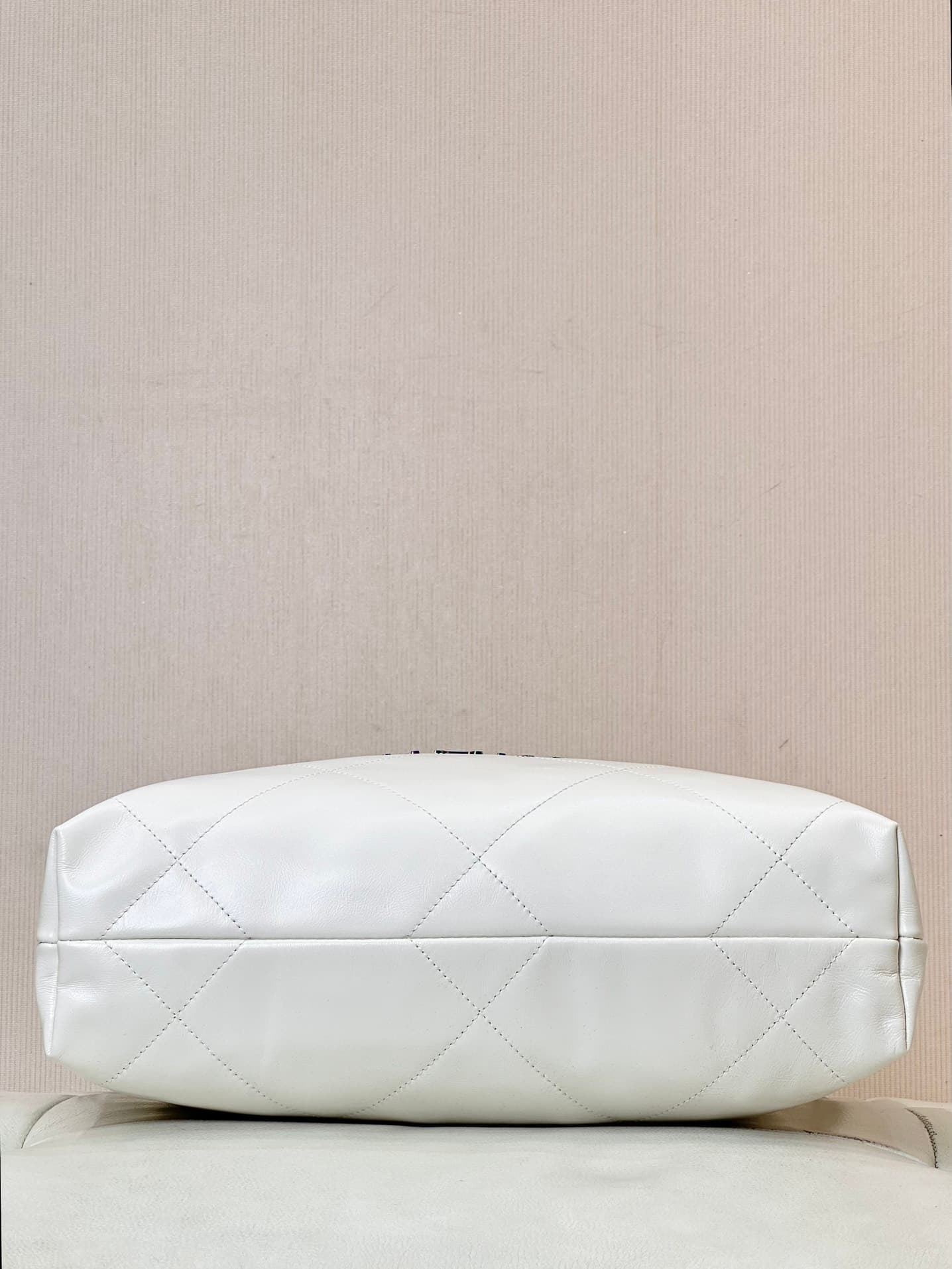 Chanel 22 Small handbag Shiny calfskin & rainbow metal AS3260 White TOP