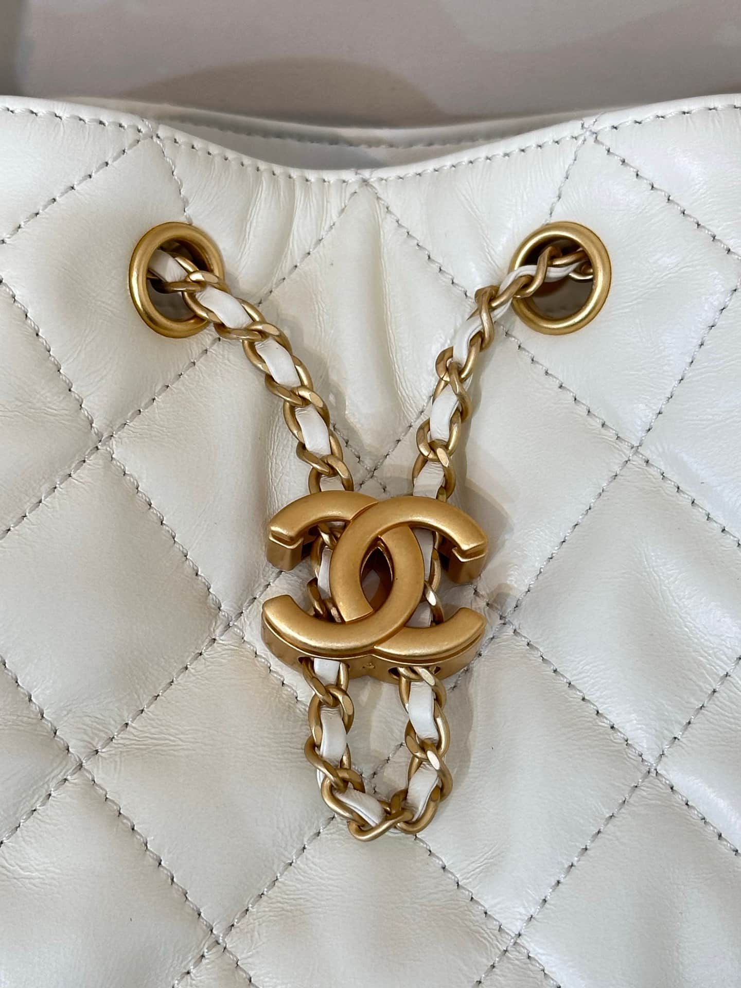 Chanel 25 Small Hobo handbag AS5293 Shiny Crumpled Calfskin  Gold-Tone & Ruthenium-Finish Metal  White TOP