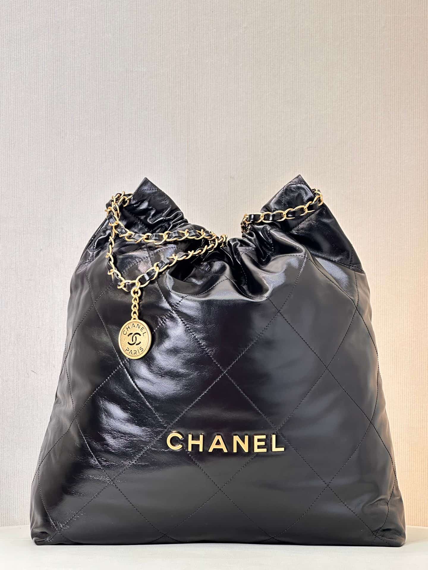 Chanel 22 LARGE HANDBAG Shiny Calfskin & Gold-Tone Metal AS3262 Black TOP