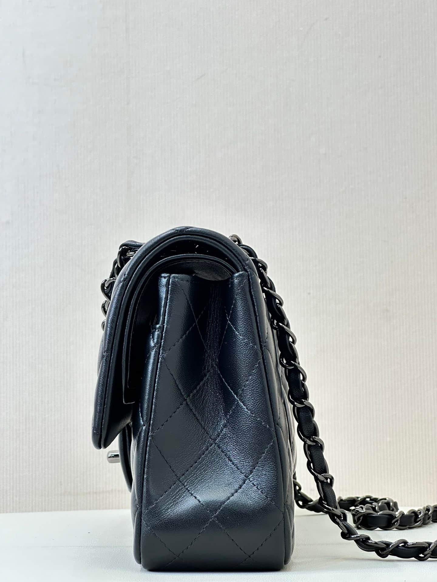 Chanel Medium CLASSIC HANDBAG Lambskin Black Silver Metal TOP