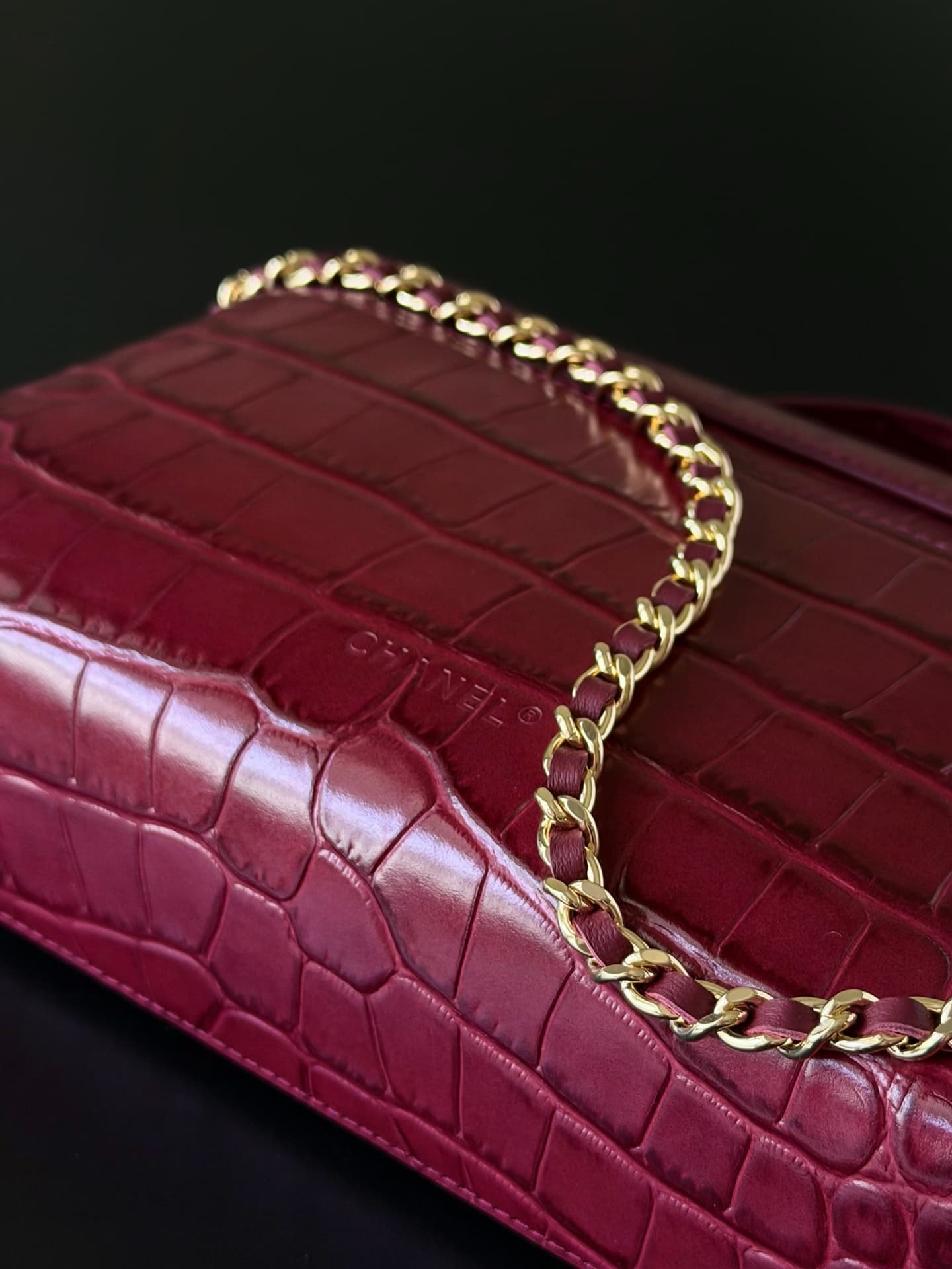 Chanel Large Vanity with chain Crocodile Embossed Calfskin & Gold-Tone Metal Burgundy AS5347 A