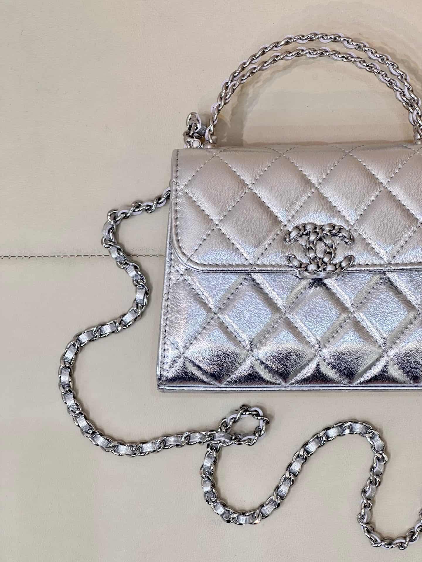 Chanel Clutch with chain Metallic Lambskin &Silver-Tone Metal Silver AP3236 TOP