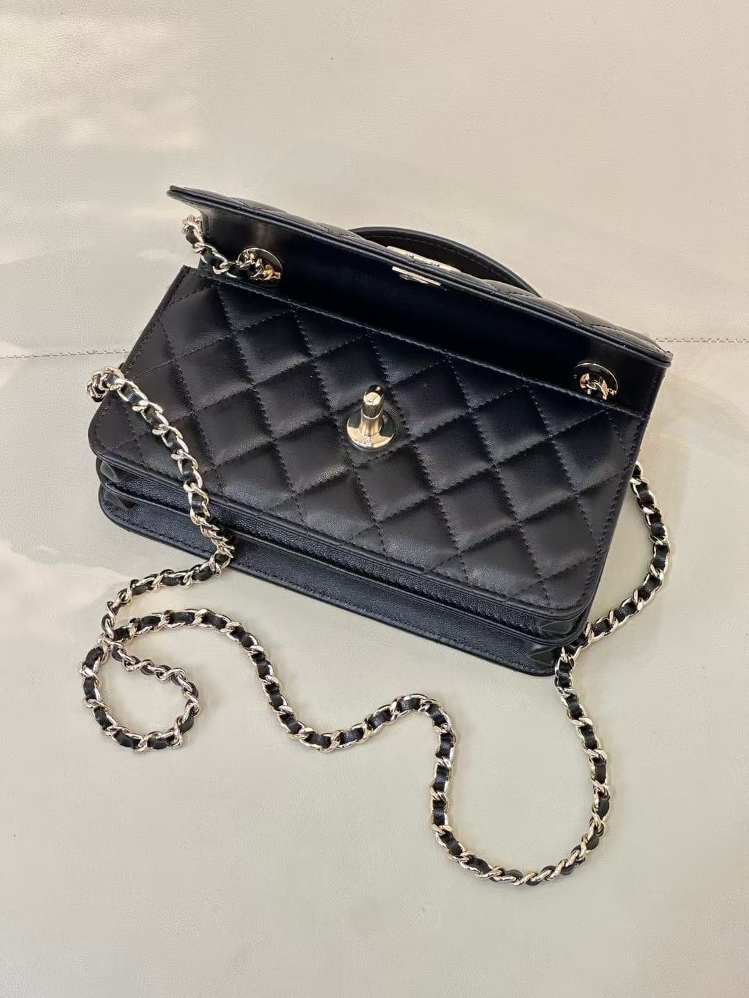 Chanel Clutch with chain Lambskin & Gold-Tone Metal AP4184 TOP