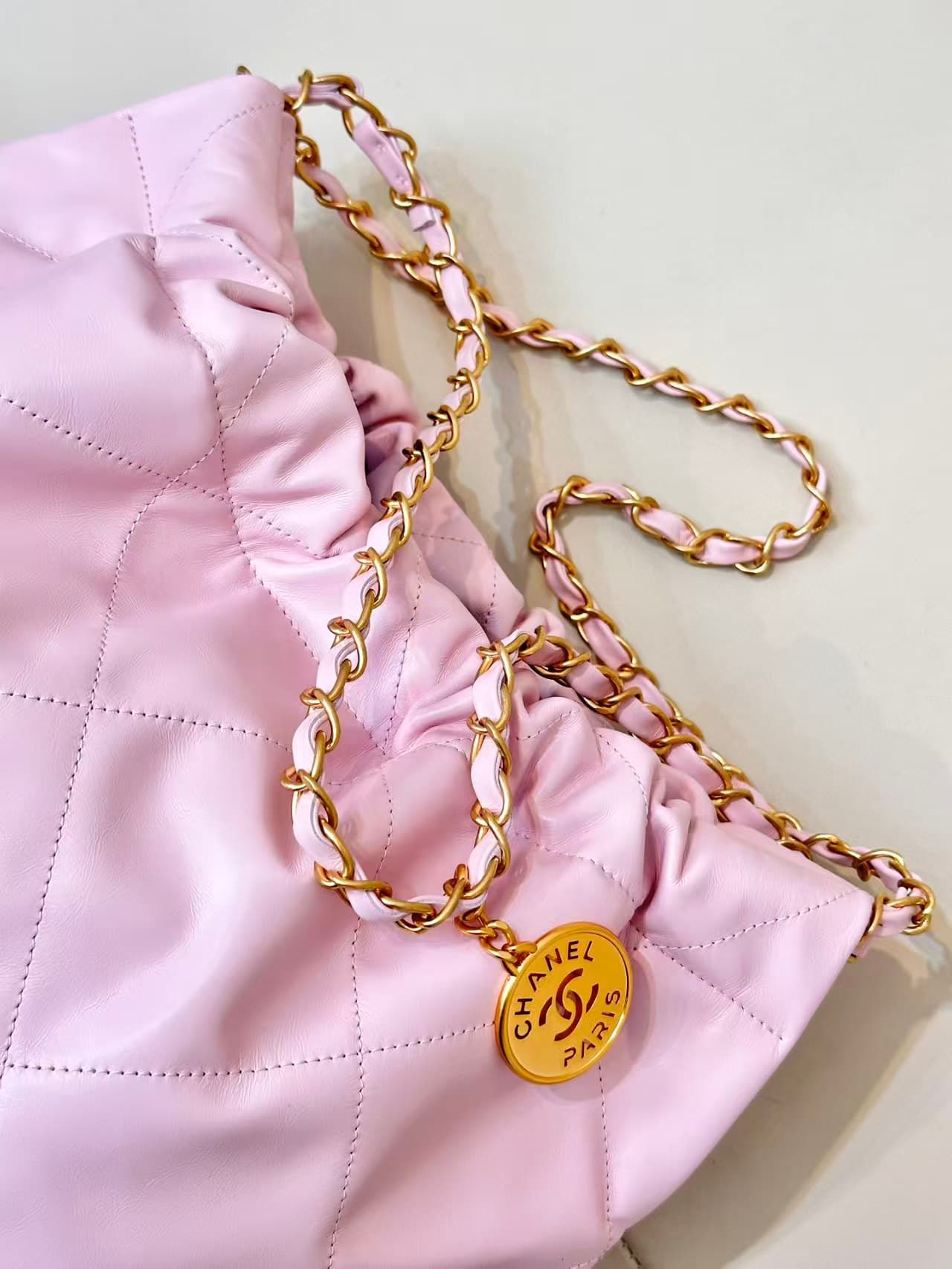 Chanel 22 MEDIUM HANDBAG Shiny calfskin & gold-tone metal AS3261 Pink TOP