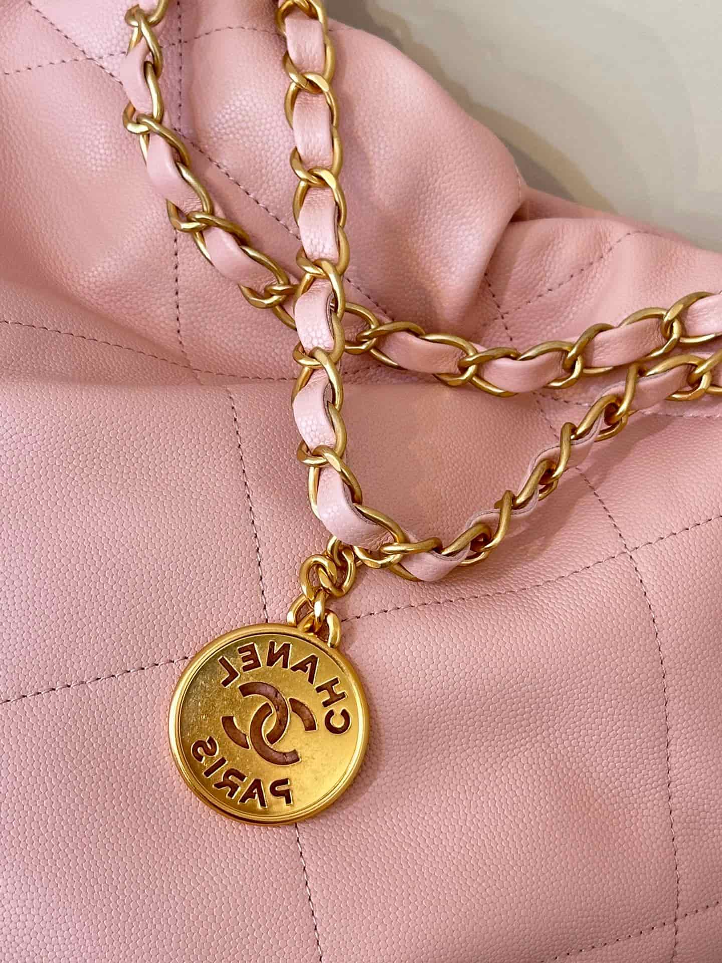 Chanel 22 Small handbag Shiny calfskin & gold-tone metal AS3260 Pink TOP