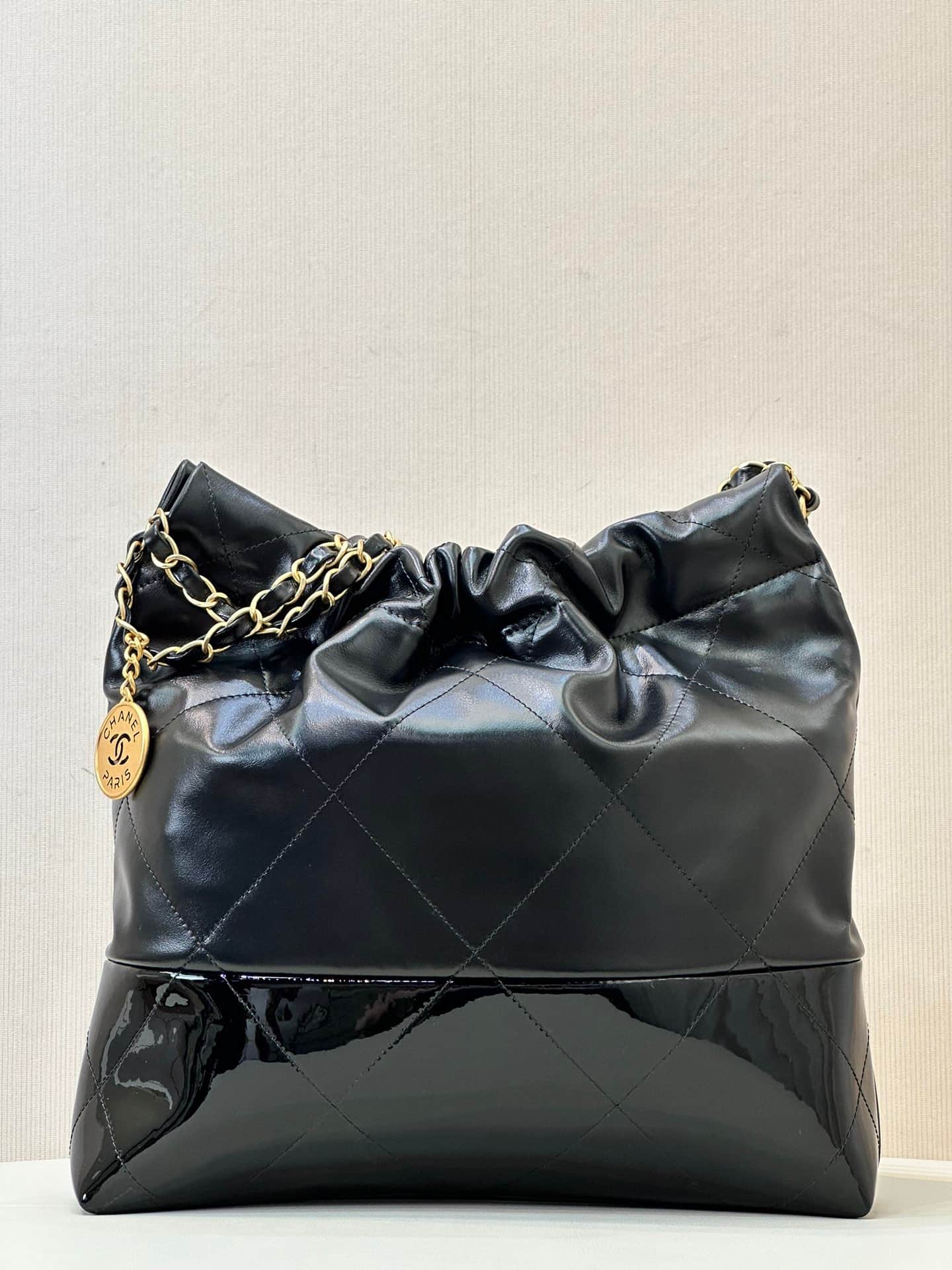 Chanel 22 Small handbag patent leather &Gold-tone metal AS3260 Black TOP