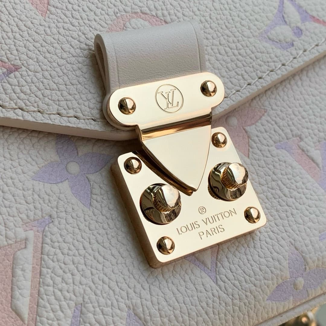 Louis Vuitton Pochette Métis East West Embossed grained cowhide leather M25682 Dream Cream High