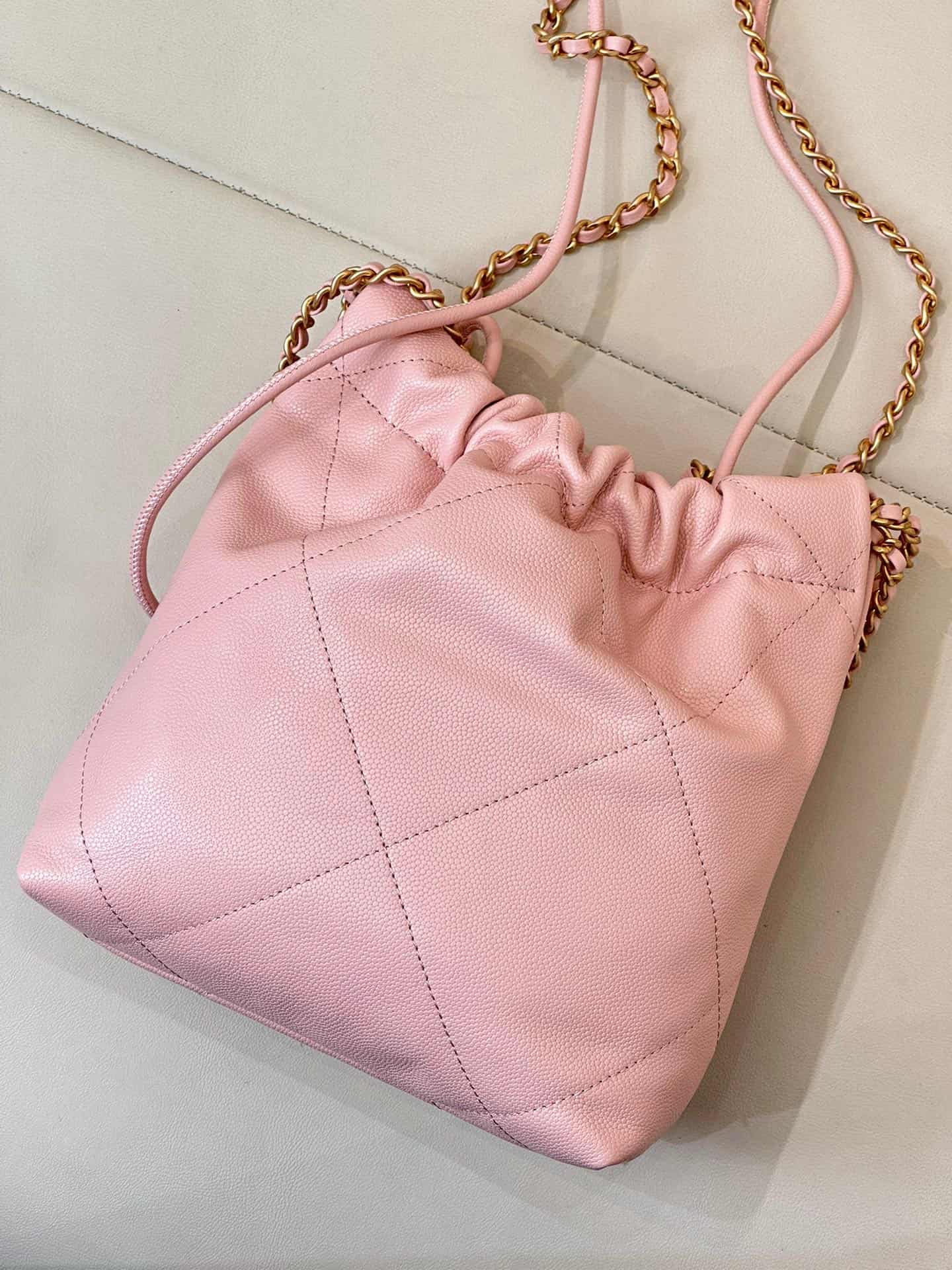 Chanel 22 MINI HANDBAG Shiny Calfskin Pink & Gold-Tone Metal AS3980 TOP
