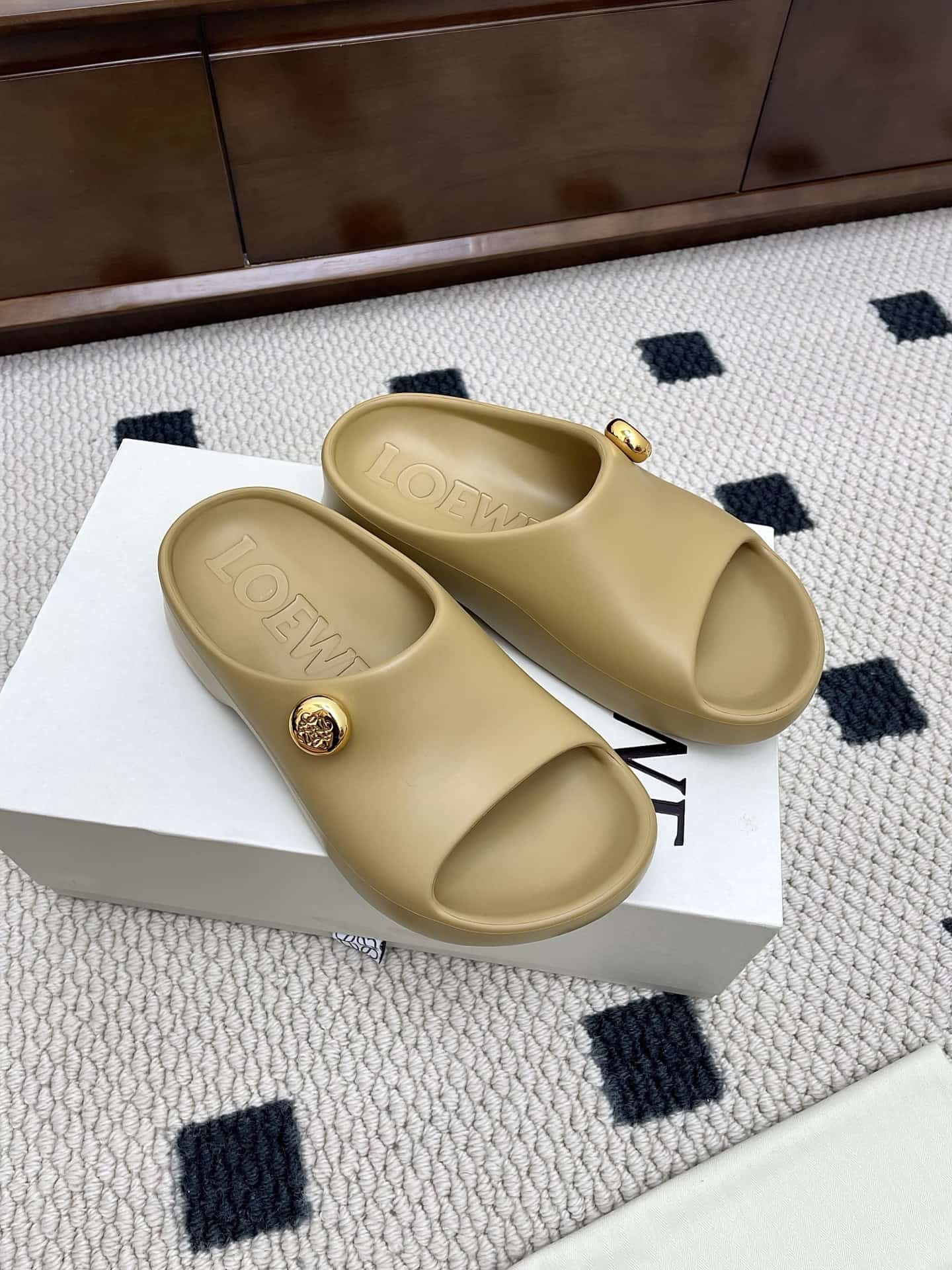 LOEWE Foam Pebble Slides