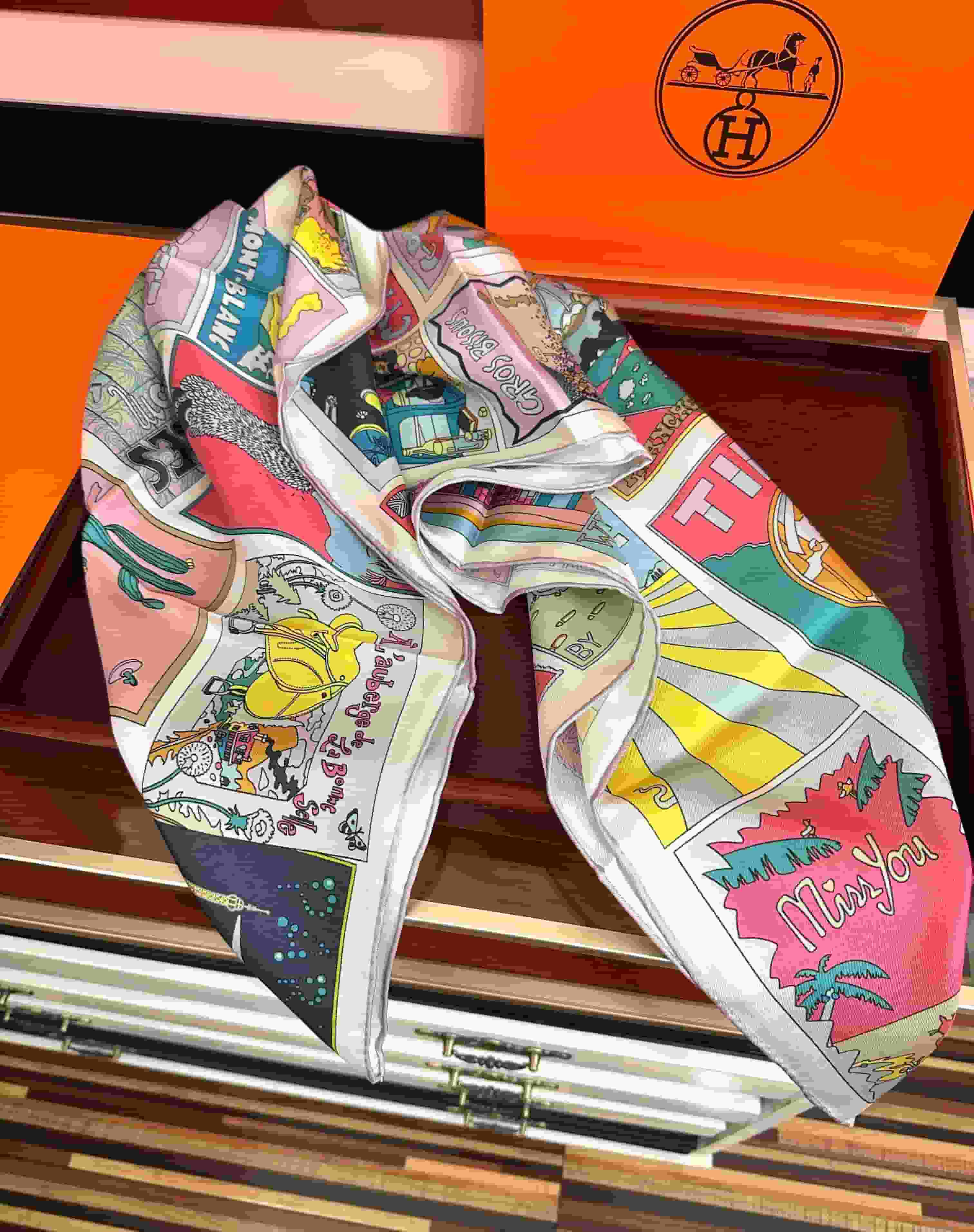 Hermès On Est Bien Ici! Scarf