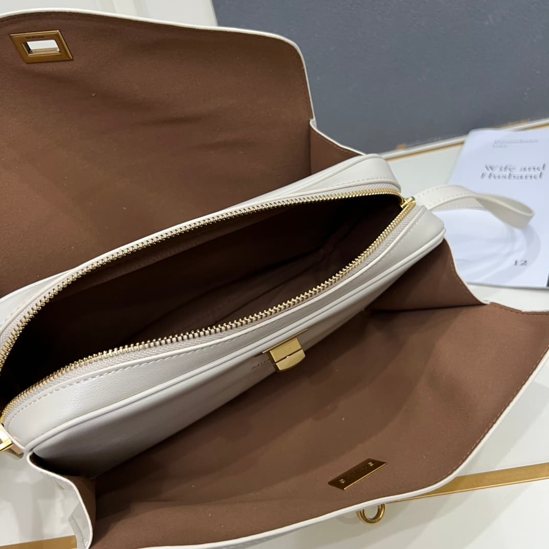 Balenciaga Shoulder Bag in White Mid