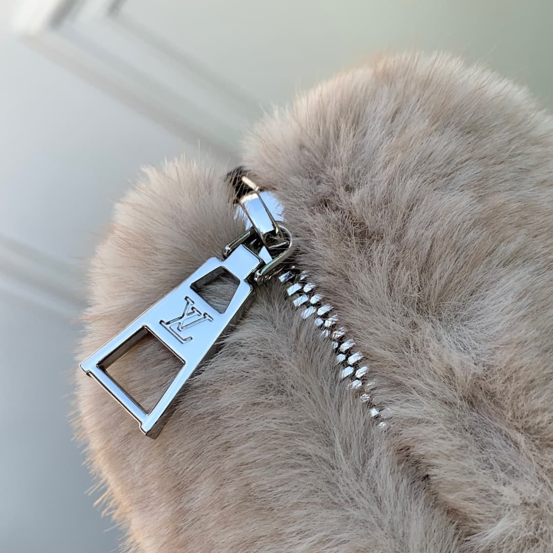 Louis Vuitton Hills Pochette in soft mink fur M15031 High