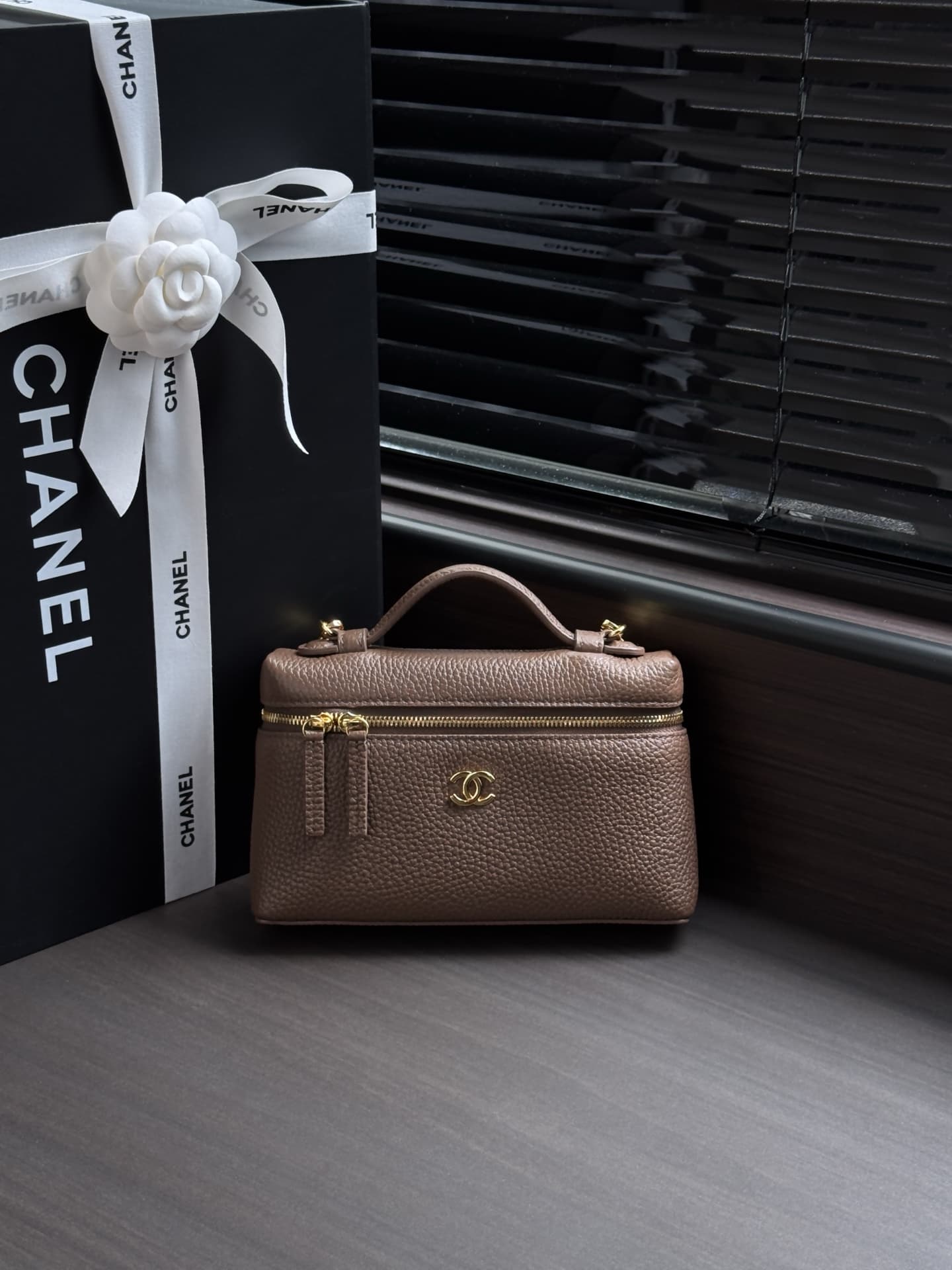 Chanel Small Vanity with chain Grained Calfskin & Gold-Tone Metal Dark Brown AS5346 A