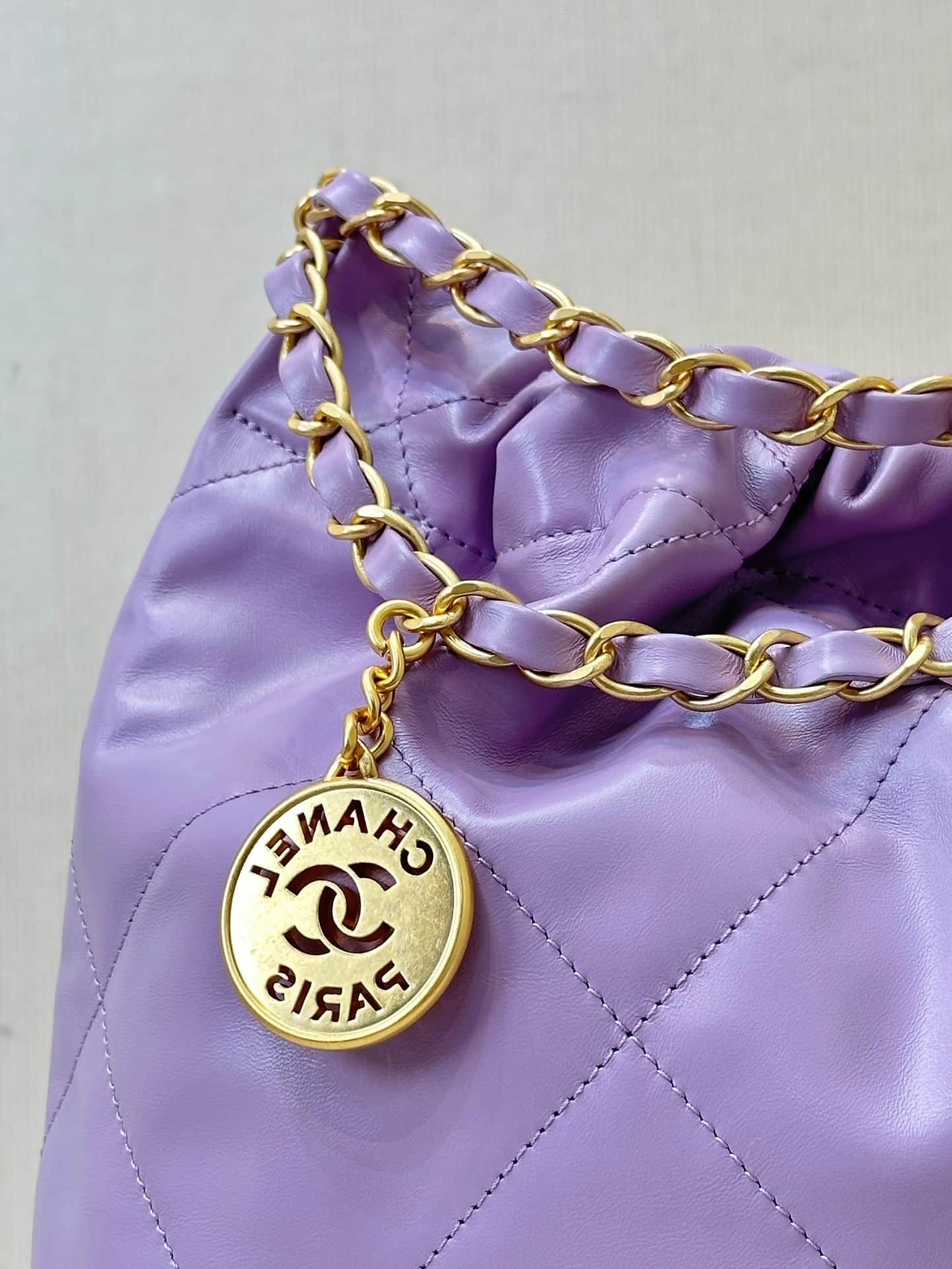 Chanel 22 Small handbag Shiny calfskin & Gold-tone metal AS3260 Purple TOP