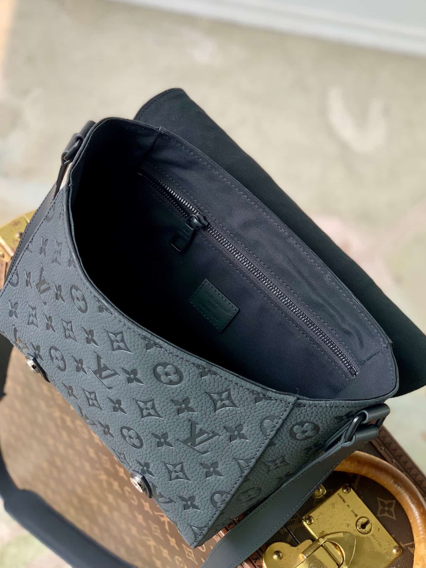 Louis Vuitton Christopher Messenger Taurillon Monogram cowhide leather M28324 High