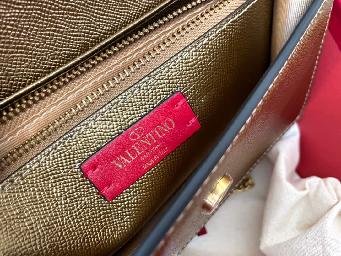 Valentino Garavani VLogo signature wallet on chain bag Grainy Calfskin Gold High