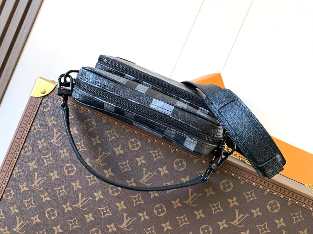 Louis Vuitton Nil Messenger Damoflage Black coated canvas M14988 High