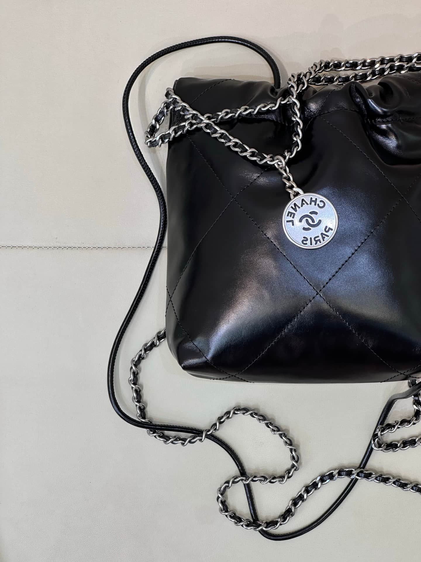 Chanel 22 MINI HANDBAG Shiny Calfskin Black &Silver-Tone Metal AS3980 TOP