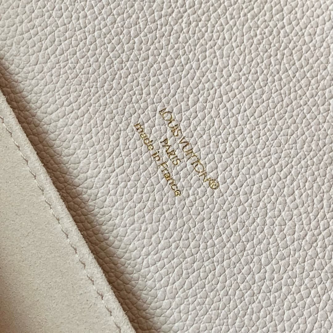 Louis Vuitton Pochette Métis East West Embossed grained cowhide leather M25682 Dream Cream High